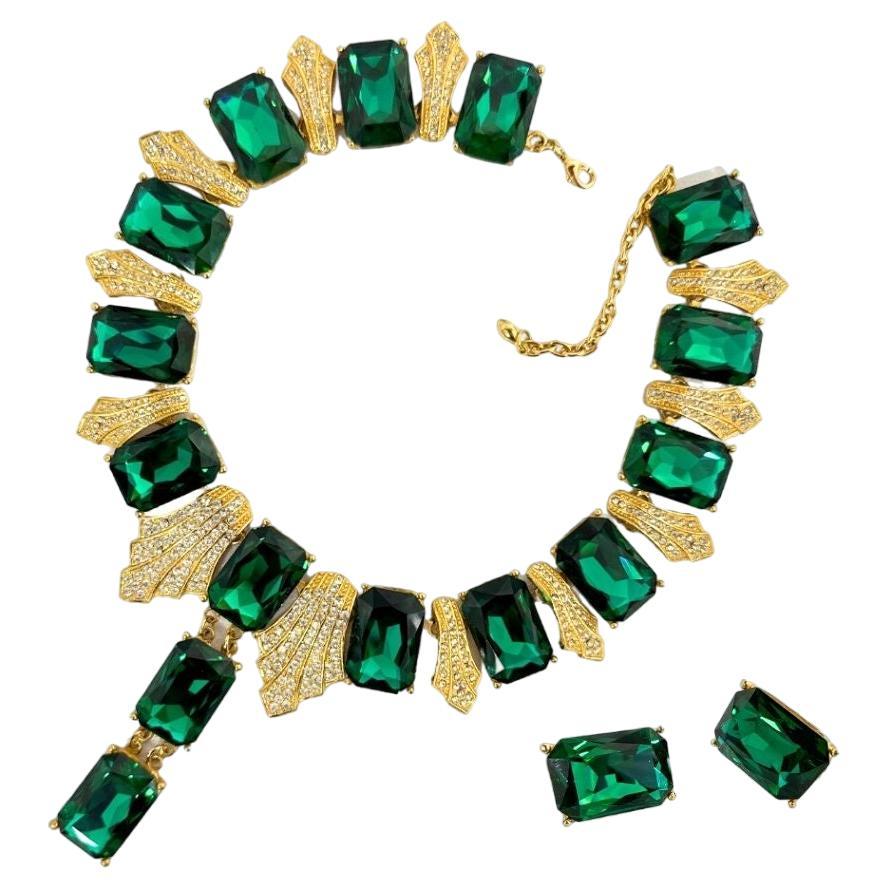 Beautiful Vintage Fashion Style Cut Green Glass Y-Drop Gold Tone Necklace For Sale