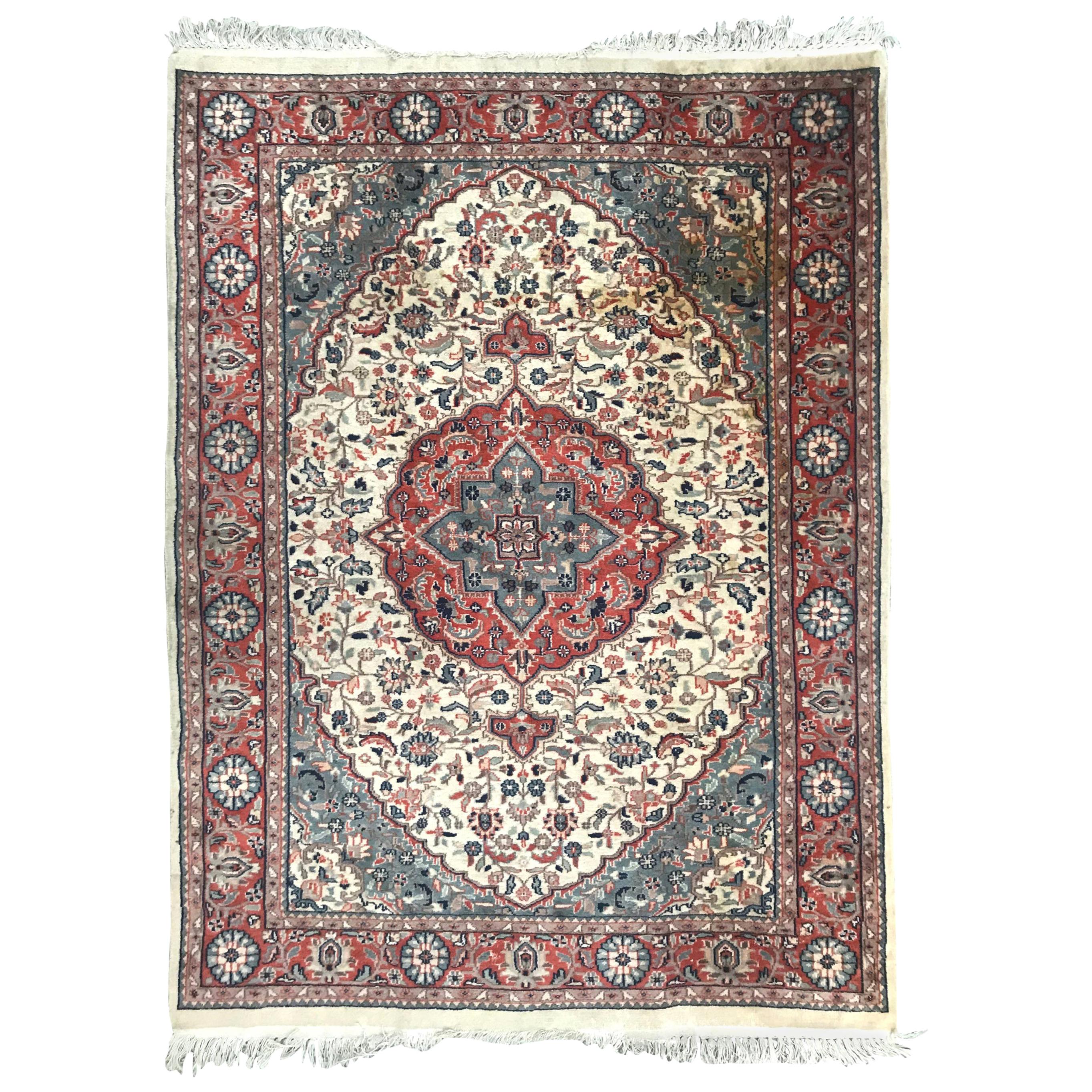 Schöner feiner pakistanischer Vintage-Teppich im Angebot