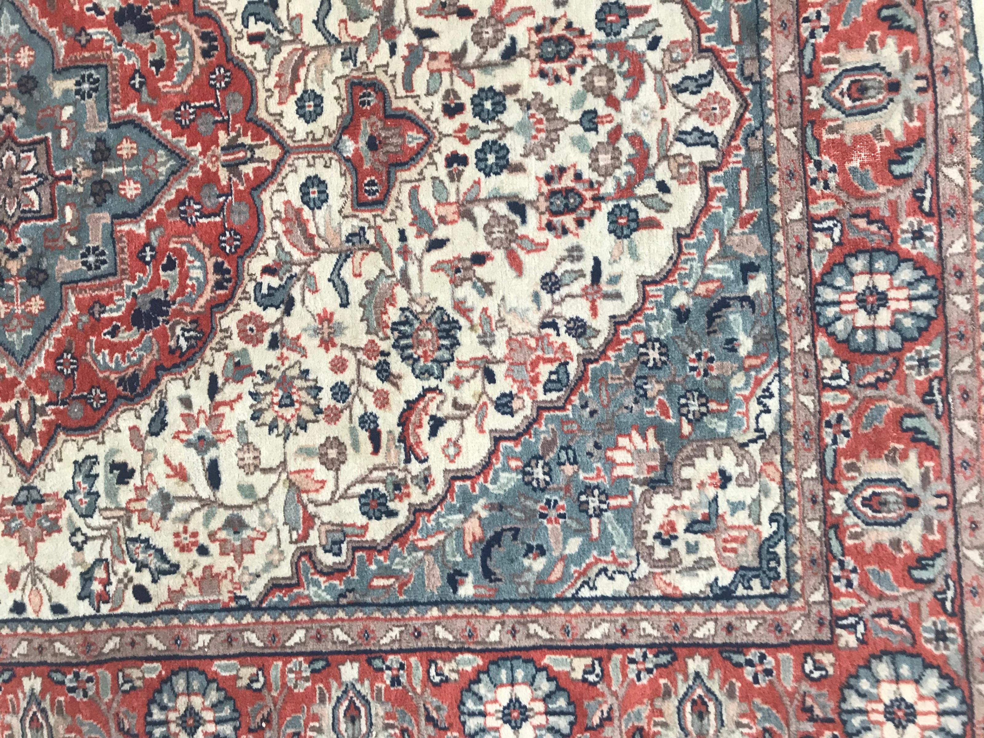 Schöner feiner pakistanischer Vintage-Teppich (Tabriz) im Angebot