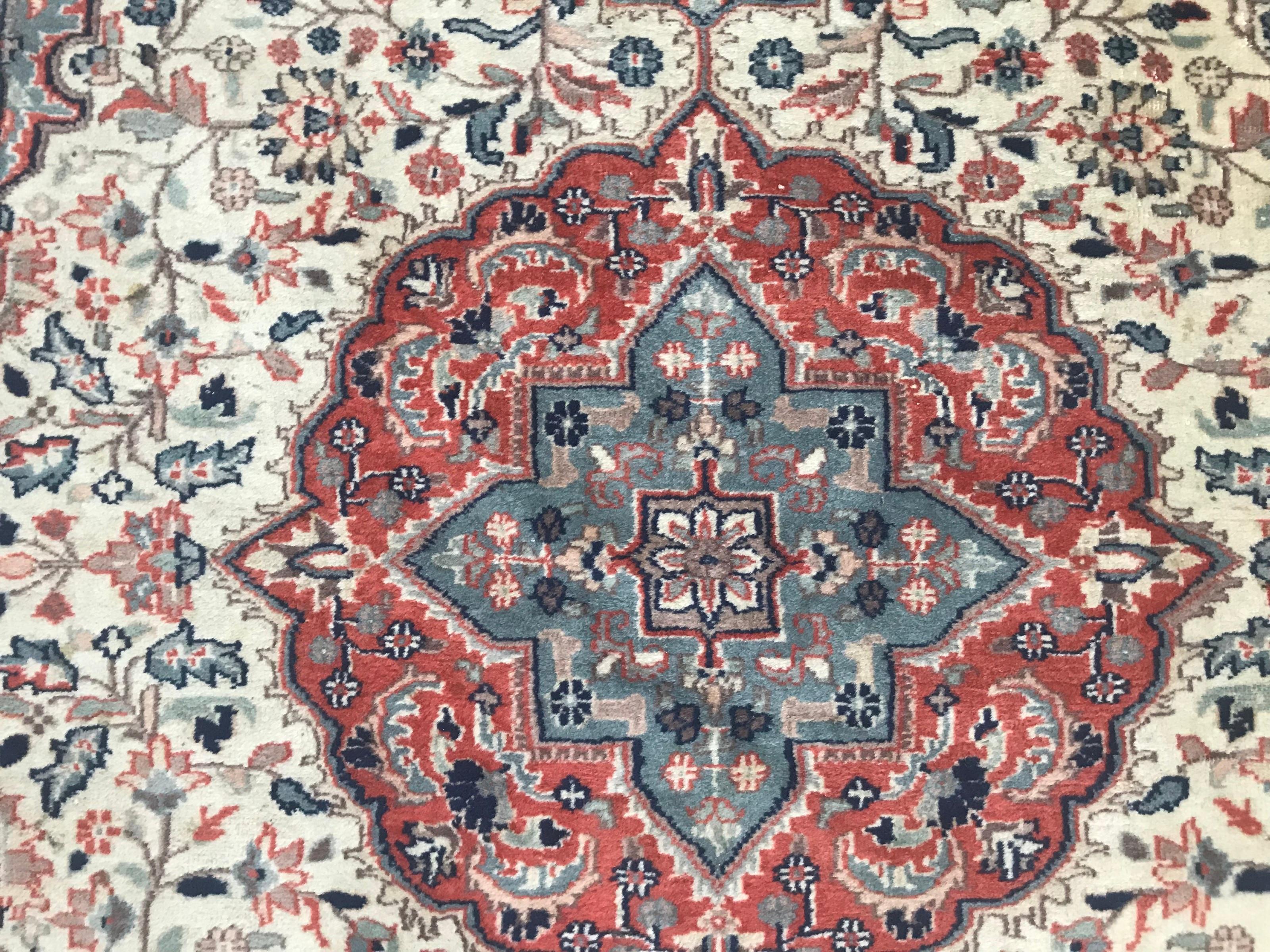Schöner feiner pakistanischer Vintage-Teppich (Handgeknüpft) im Angebot