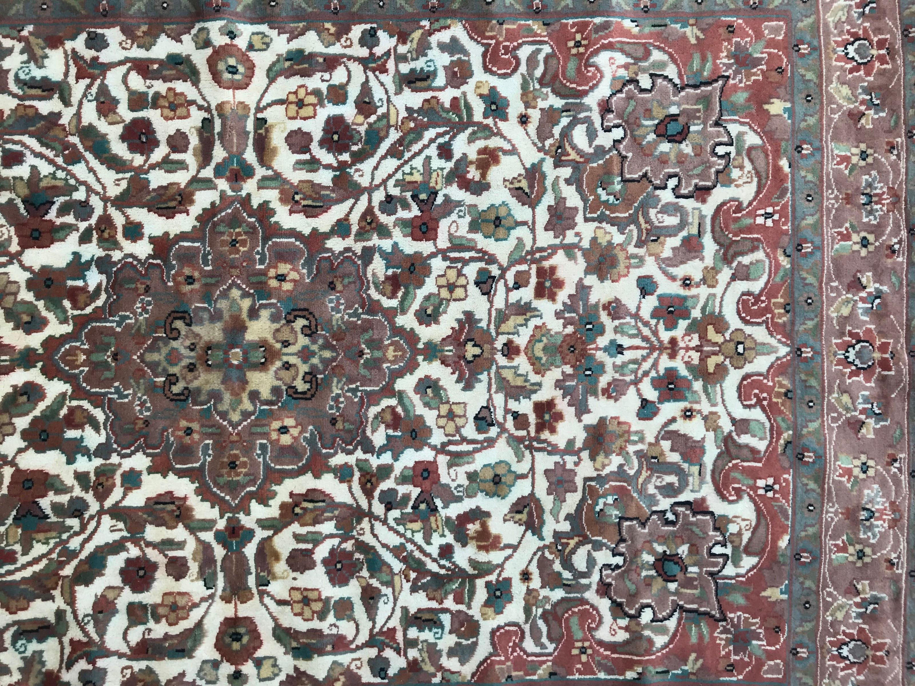 Nice late 20th century Pakistani rug with a beautiful floral central medallion design and light colors with pink, yellow, green and purple, entirely hand knotted with silk and wool velvet on cotton foundation.