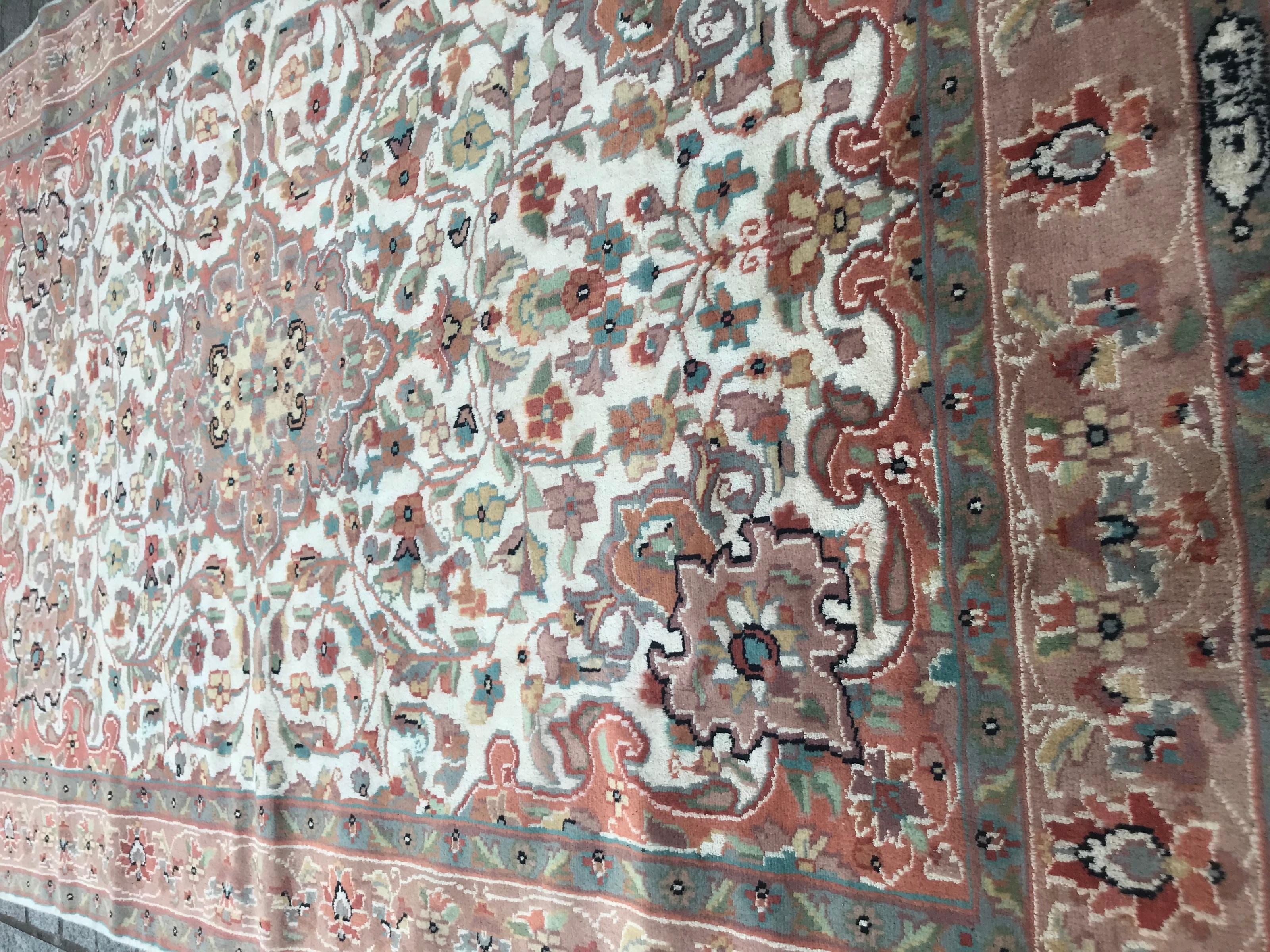 Bobyrug’s Beautiful Vintage Fine Pakistani Silk and Wool Rug In Good Condition For Sale In Saint Ouen, FR