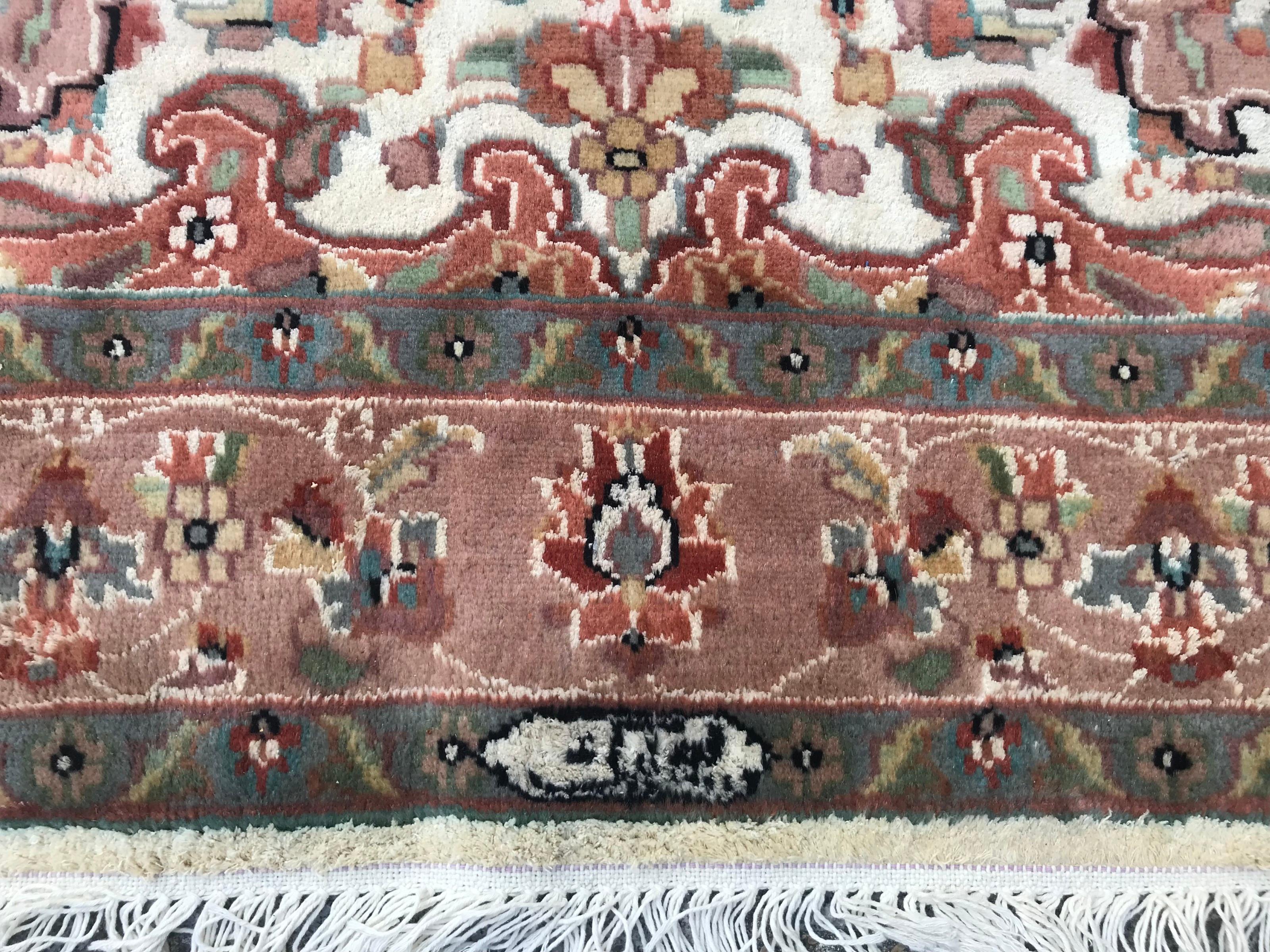 Beautiful Vintage Fine Pakistani Silk and Wool Rug In Good Condition In Saint Ouen, FR
