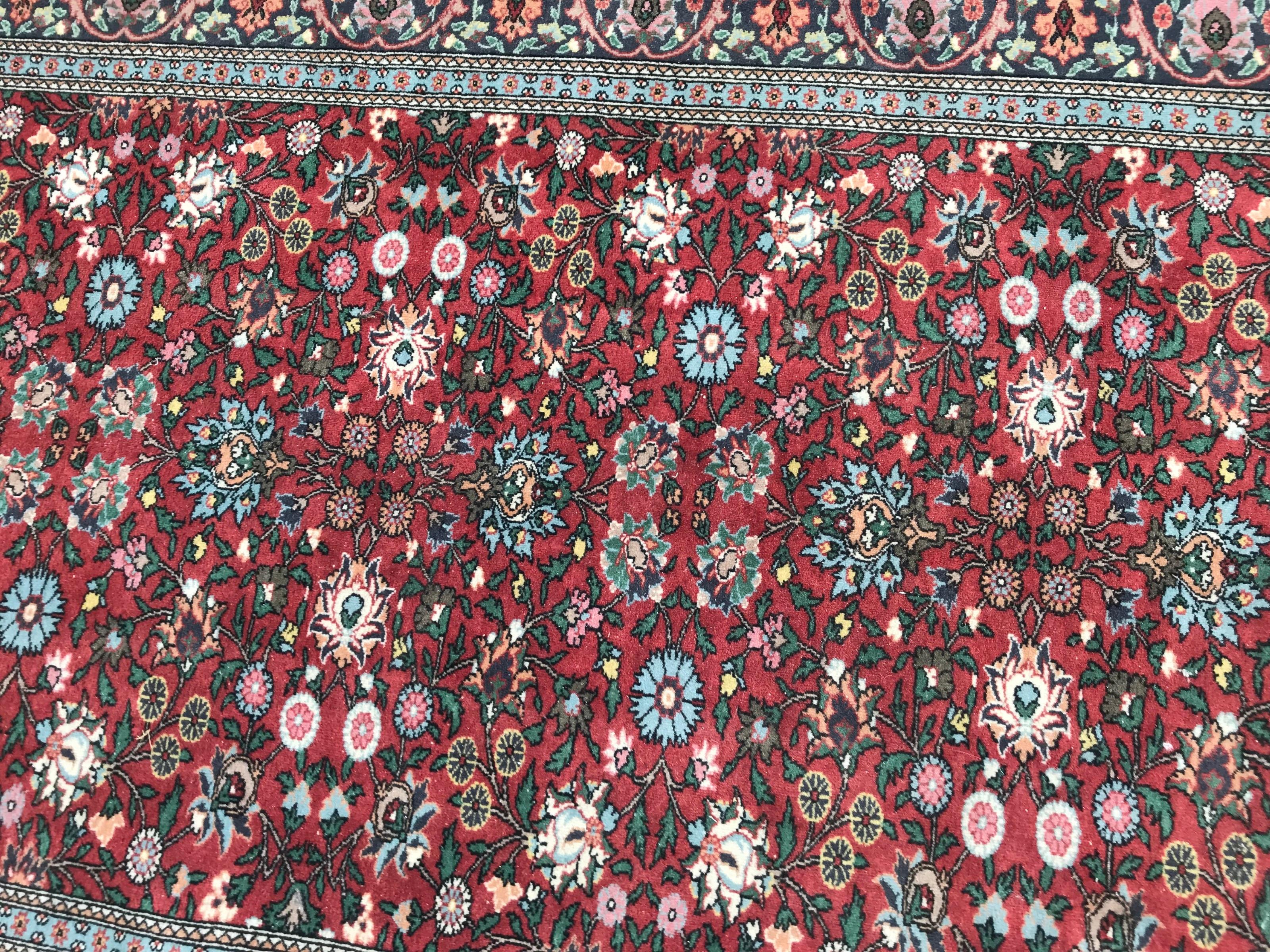 Exquisiter türkischer Hereke-Teppich aus der Mitte des 20. Jahrhunderts mit einem atemberaubenden floralen Muster, das an Teppiche aus Täbris erinnert. Kräftige Farben wie Rot, Blau, Rosa, Orange und Grün schmücken dieses fein handgeknüpfte