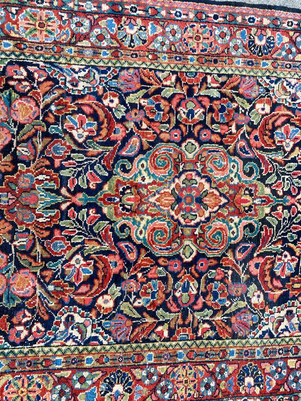 Sehr schöner Mahal-Teppich aus der Mitte des Jahrhunderts mit schönem Blumenmuster, im Stil der europäischen Savonnerie-Teppiche, und schönen natürlichen Farben, komplett handgeknüpft mit Wollsamt auf Baumwollbasis.