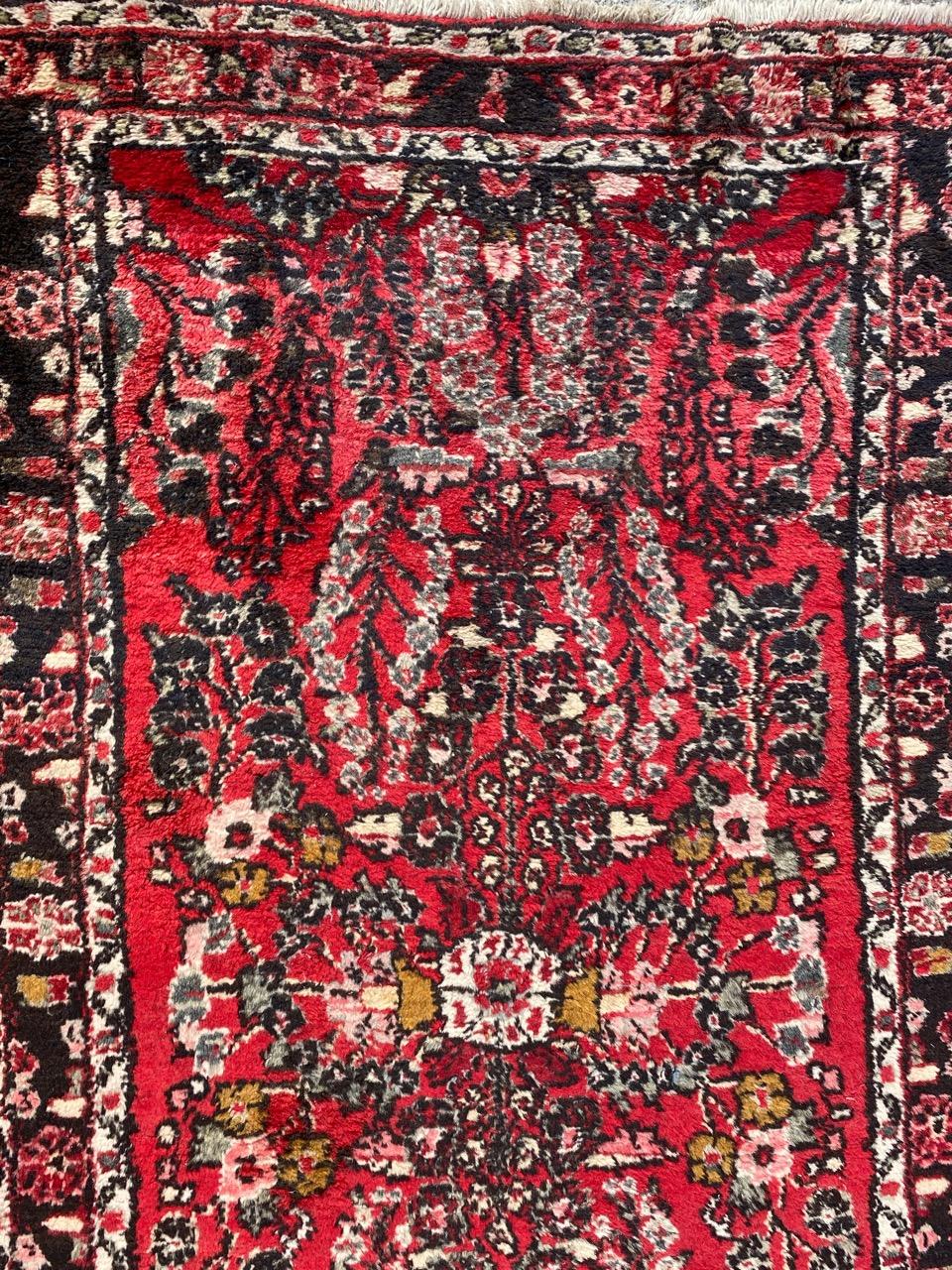 Bellissimo runner di metà secolo con un bellissimo disegno floreale e splendidi colori, interamente annodato a mano con velluto di lana su base di cotone.