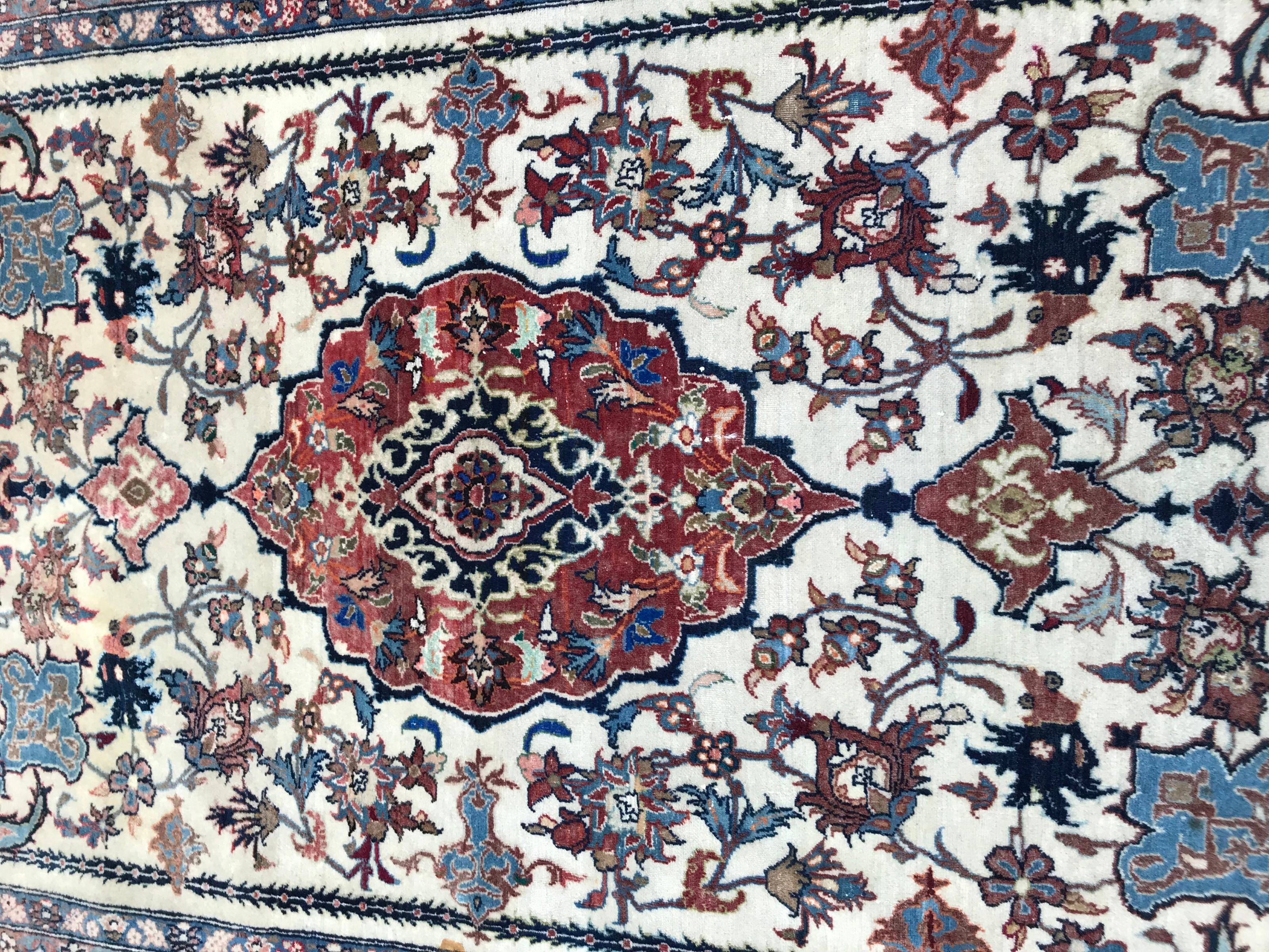 Schöne Mitte des 20. Jahrhunderts floralen Design Teppich mit schönen Design und hellen Farben fein geknüpft, Wolle Samt auf Baumwollbasis.

✨✨✨
