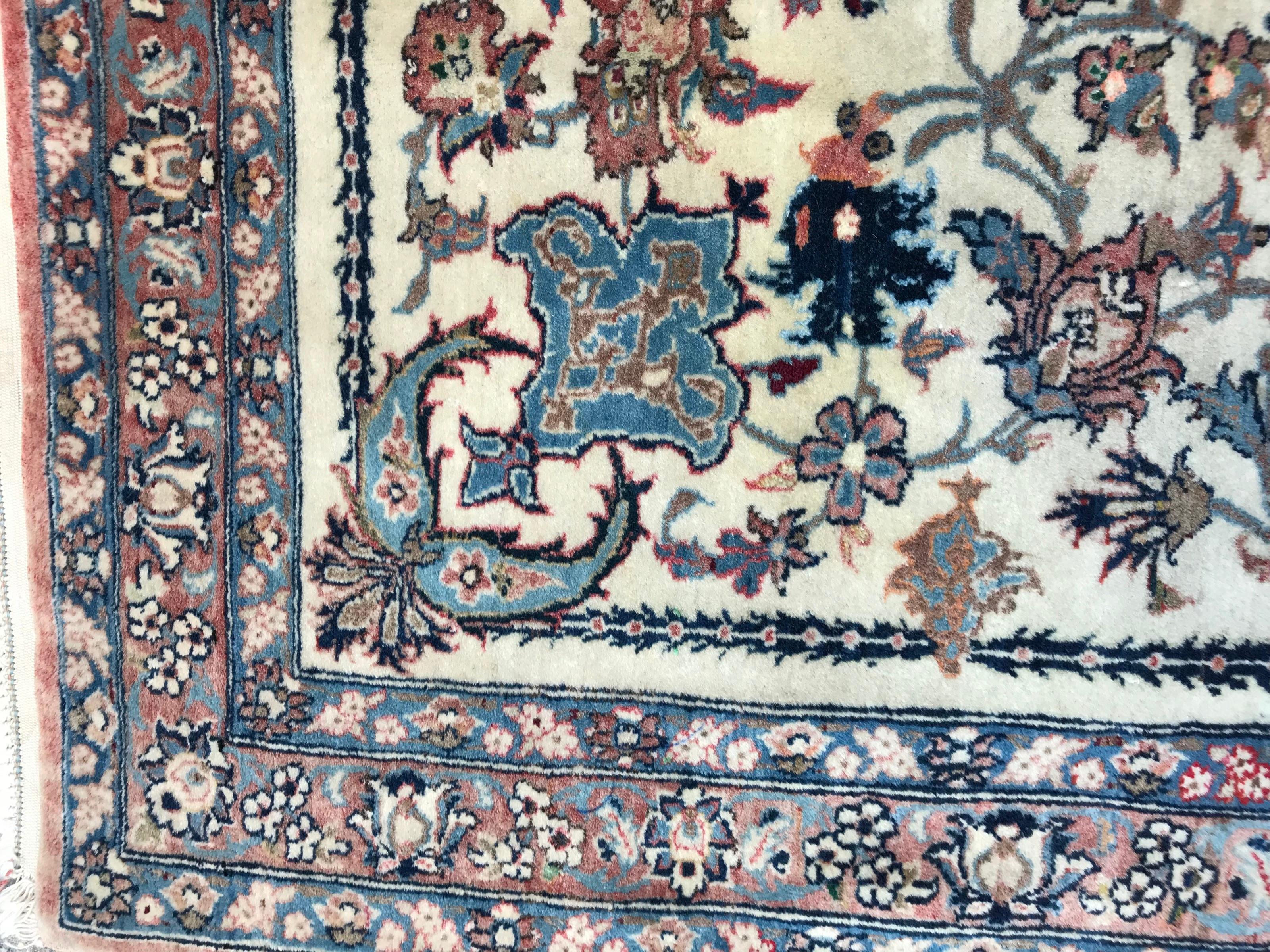 Bobyrug’s Beautiful Vintage Floral Ispahan Rug In Good Condition For Sale In Saint Ouen, FR