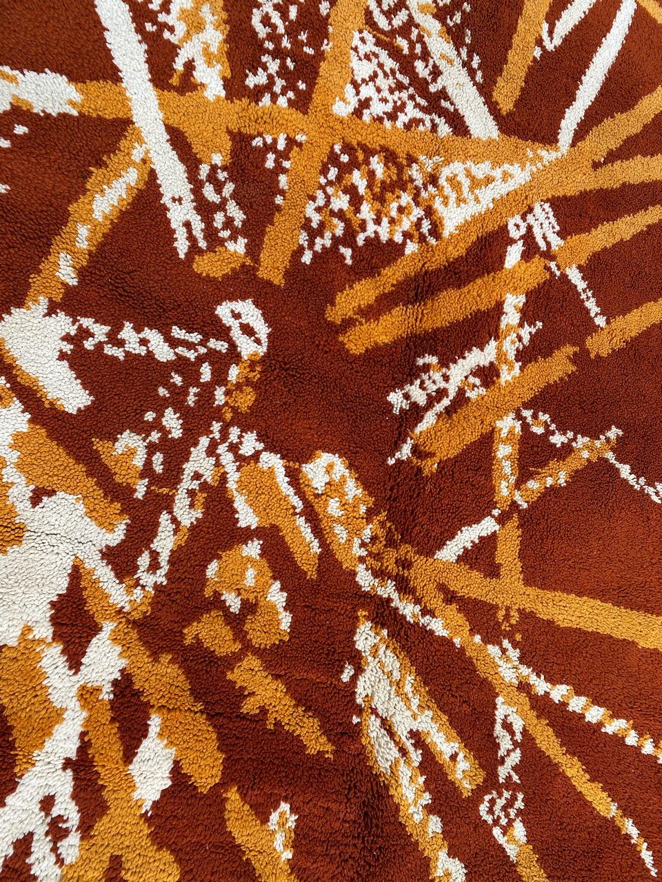 Très beau tapis de Cogolin du milieu du siècle dernier avec un beau design moderne et Art Déco et de belles couleurs avec un champ orange, entièrement noué à la main avec du velours de laine sur une base de coton.

✨✨✨
