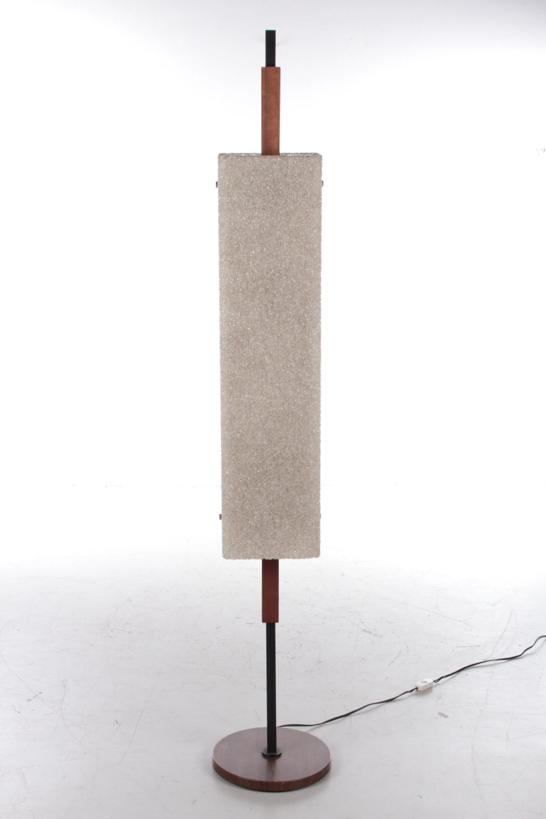 Beautiful vintage French floor lamp with switch, 1960s


Beautiful mid century 1960s floor lamp, made in France.

The base is made of wood with a metal base.

The shade is made of sugar-coated plastic with very nice dots, the lights that are