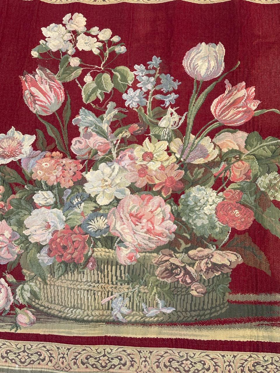 Exquisito tapiz francés vintage de estilo Aubusson, con hermoso diseño de una cesta de flores y bellos colores con fondo rojo, rosa, naranja, amarillo, azul verde y blanco, tejido en telares Jacquard con lana y algodón.

✨✨✨
