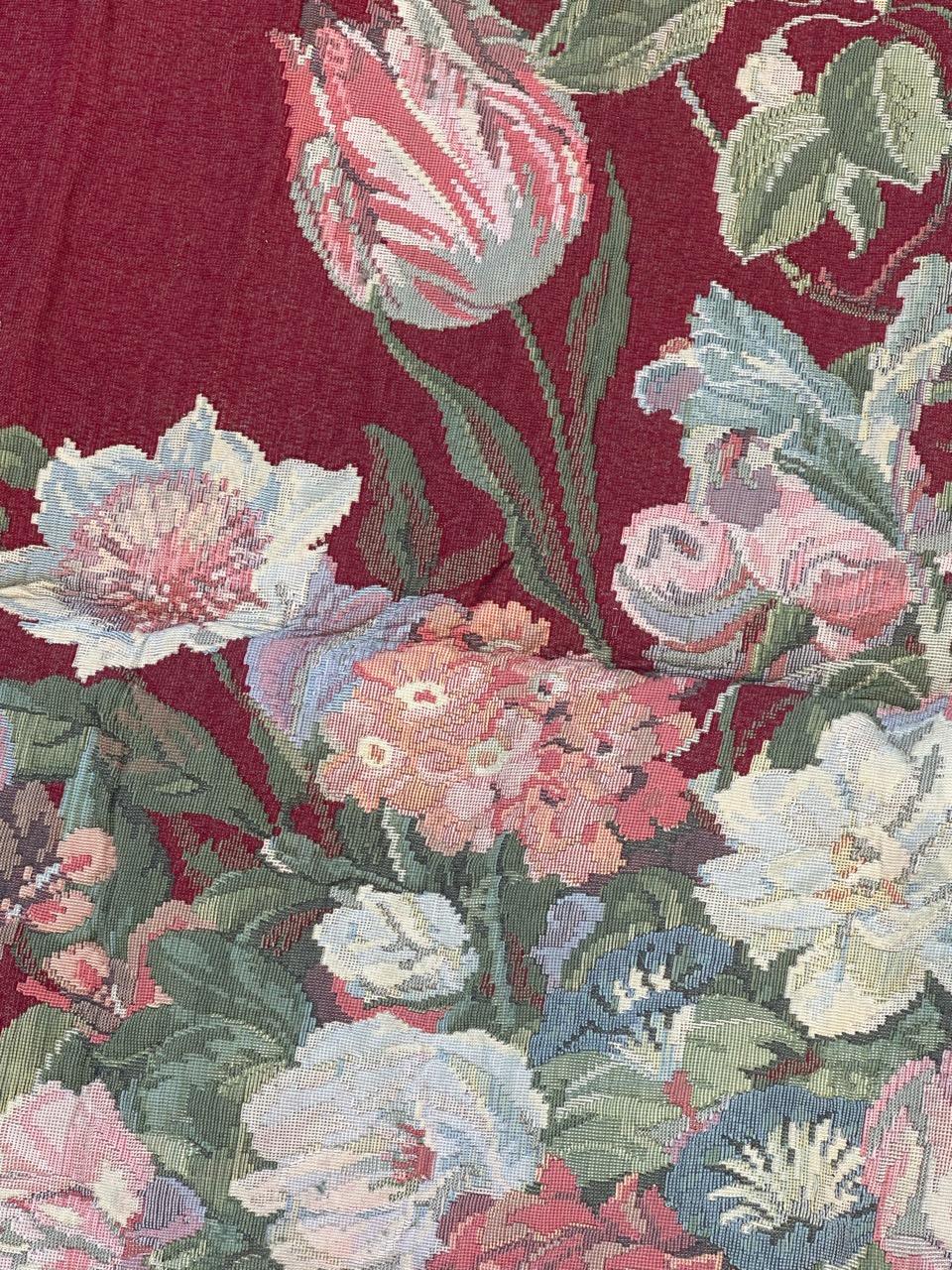 Precioso tapiz Jaquar francés vintage con diseño de cesta de flores Aubusson en venta