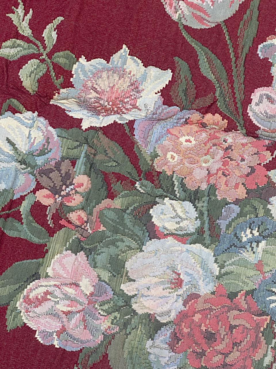 Precioso tapiz Jaquar francés vintage con diseño de cesta de flores siglo XX en venta