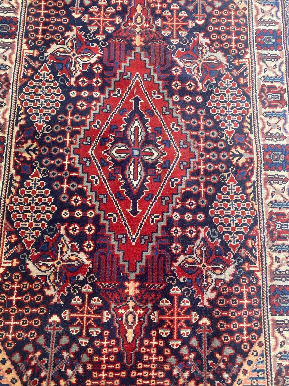 Hübscher kleiner französischer Teppich mit schönem Muster und schönen Farben, ganz mit Wollsamt auf Baumwollgrund geknüpft.