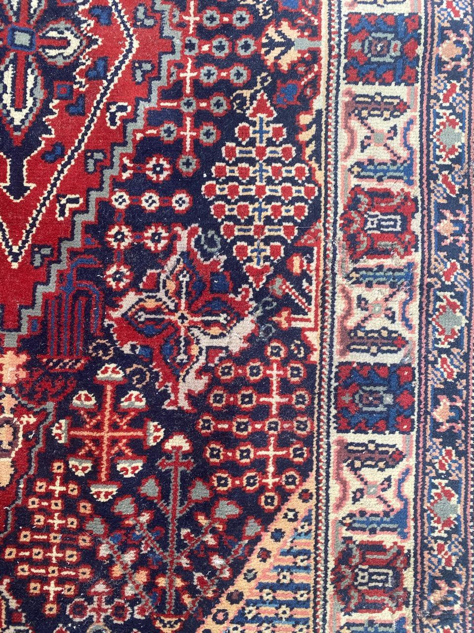 Schöner französischer Vintage-Teppich im persischen Design, geknüpft (Stammeskunst) im Angebot