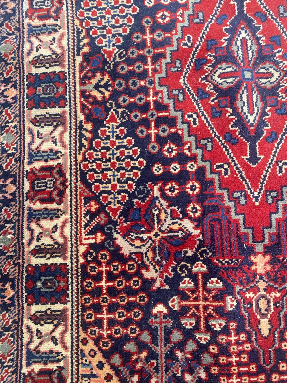 Schöner französischer Vintage-Teppich im persischen Design, geknüpft (Französisch) im Angebot
