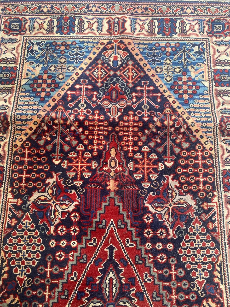 Schöner französischer Vintage-Teppich im persischen Design, geknüpft (Handgeknüpft) im Angebot