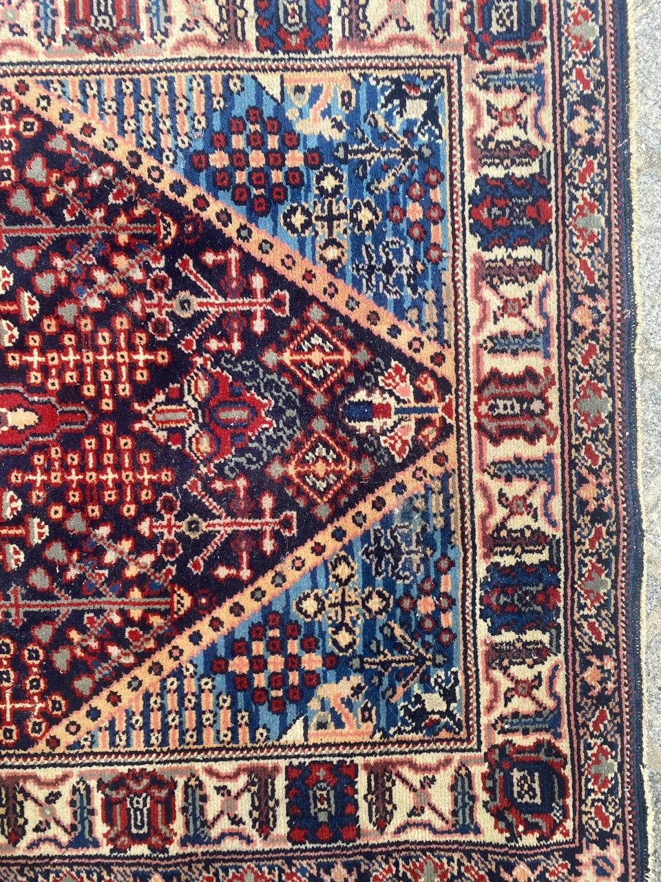 Schöner französischer Vintage-Teppich im persischen Design, geknüpft im Zustand „Gut“ im Angebot in Saint Ouen, FR