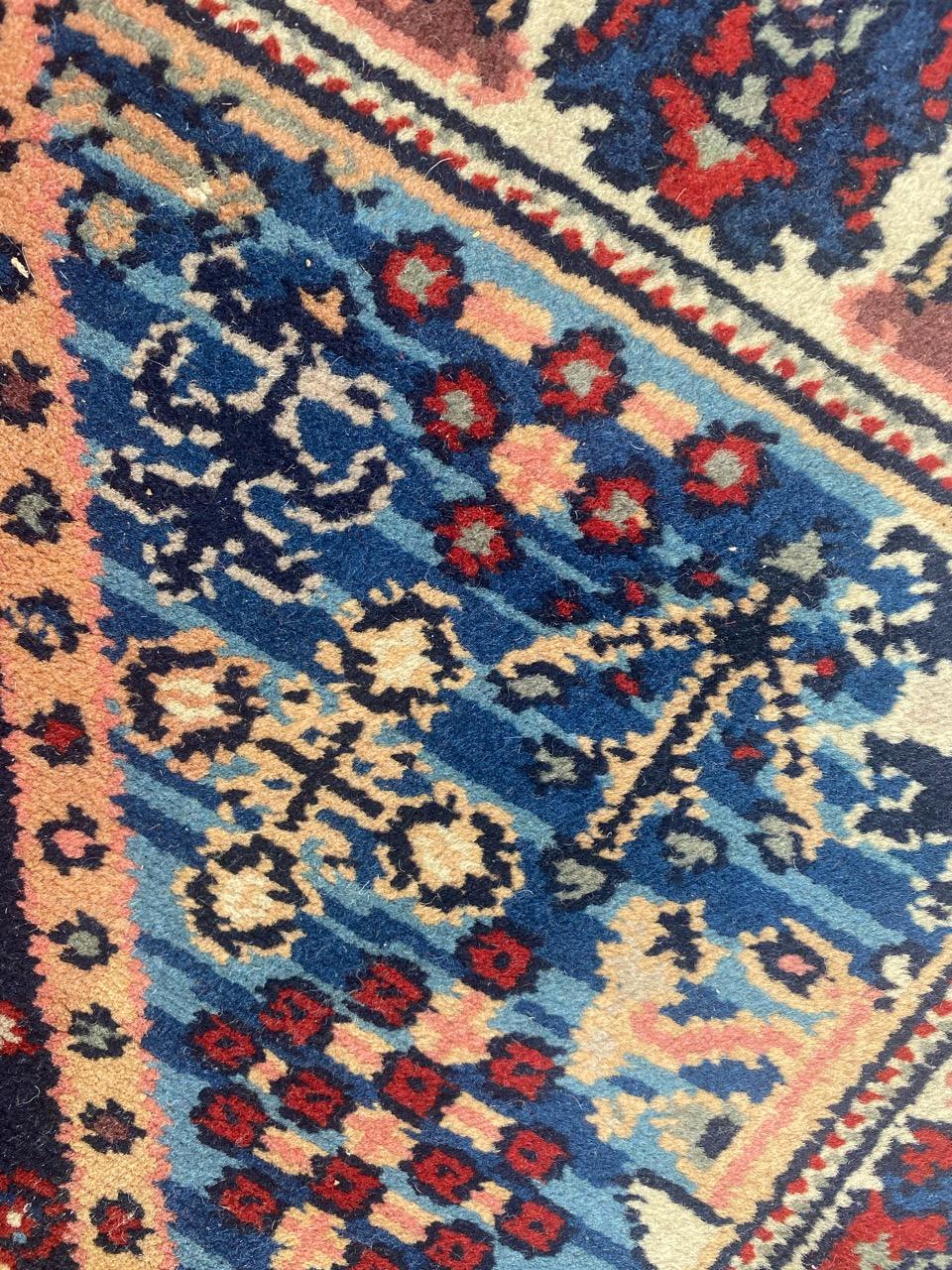 Schöner französischer Vintage-Teppich im persischen Design, geknüpft im Angebot 1
