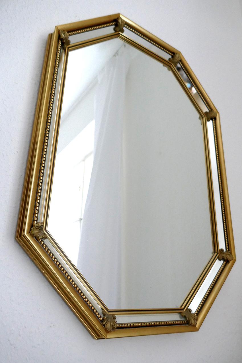 Schöner Spiegel aus Vergoldungsholz. 
Frankreich, 1950er-1960er Jahre.