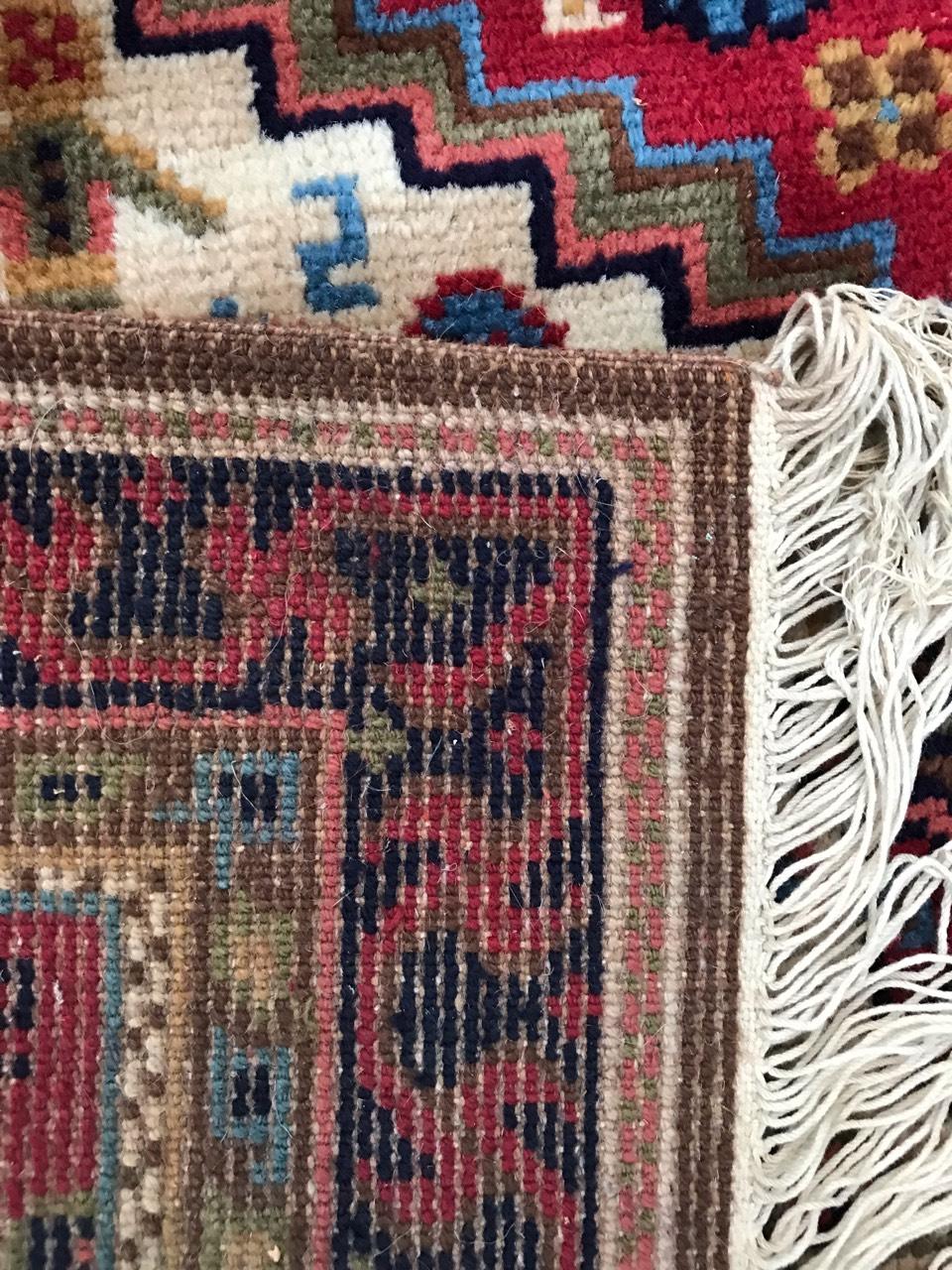 Preciosa alfombra vintage francesa estilo Shiraz de Bobyrug en venta 7