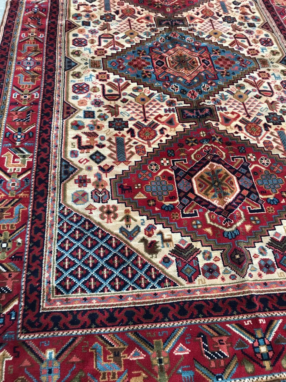 Una bonita alfombra anudada francesa de mediados de siglo, probablemente Aubusson, con un bonito diseño persa Shiraz y bonitos colores azul, naranja y rojo. Totalmente anudada con terciopelo de lana sobre base de algodón.

✨✨✨
