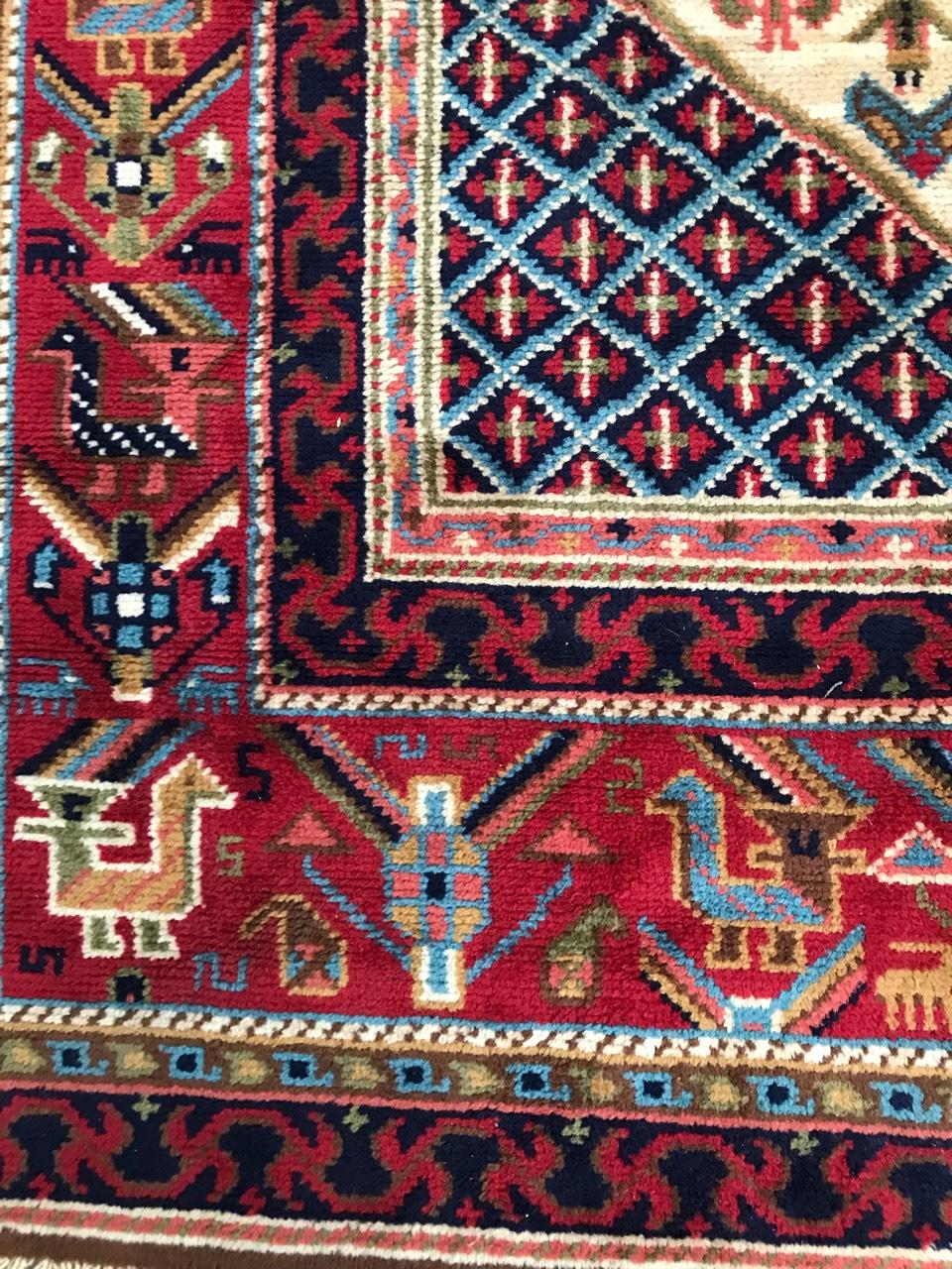 Preciosa alfombra vintage francesa estilo Shiraz de Bobyrug Kazajo en venta