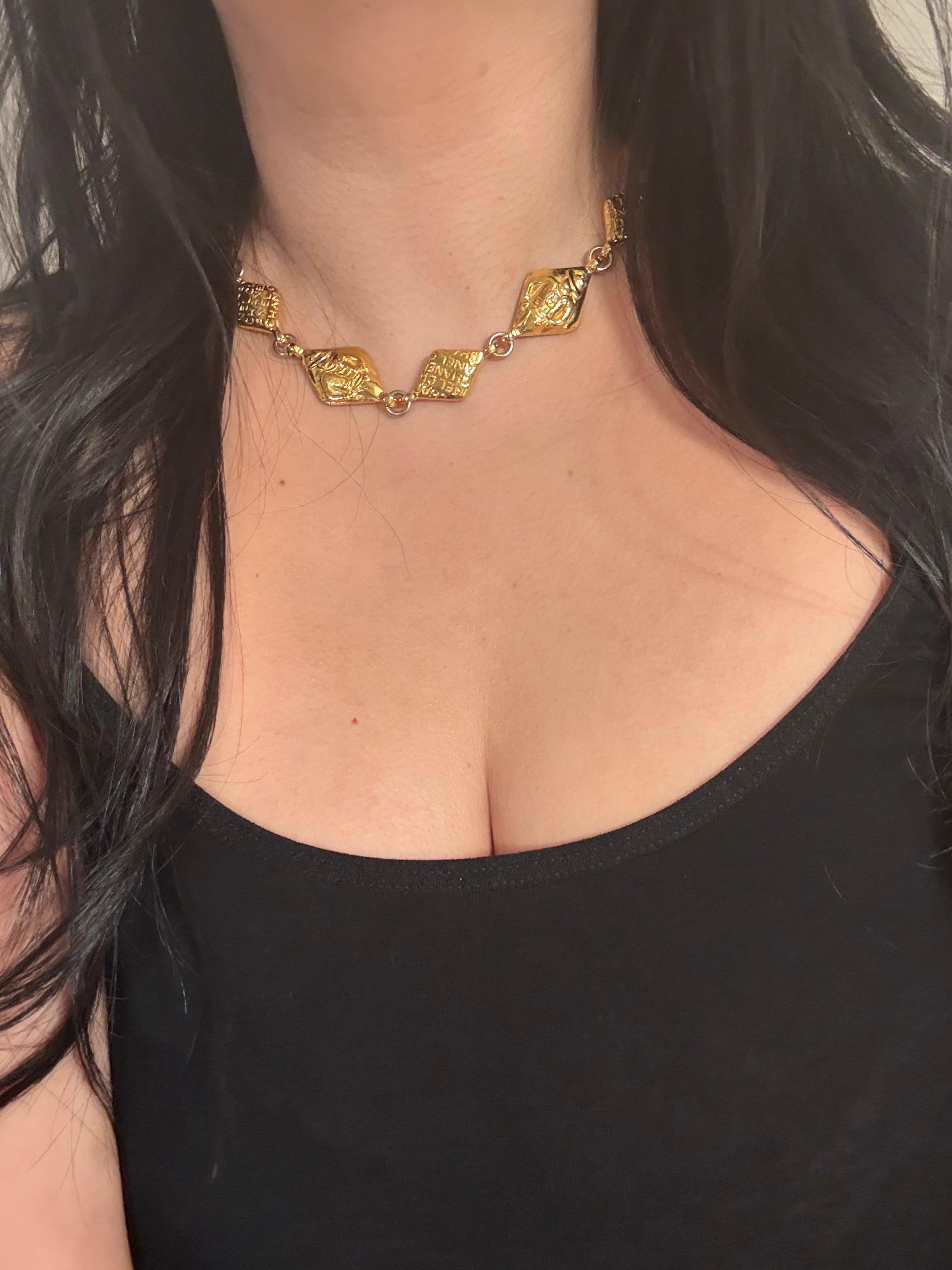 DETAILS:
Markenzeichen: CHANEL
Hergestellt in Frankreich
Vergoldet
Die Halskette ist in gutem Zustand zeigt minimale Abnutzung
Maße ca.: Kette 17 Zoll lang
Kommt mit Box

WICHTIGE INFORMATIONEN:
Dieser Artikel ist ein gebrauchtes Vintage-Stück und