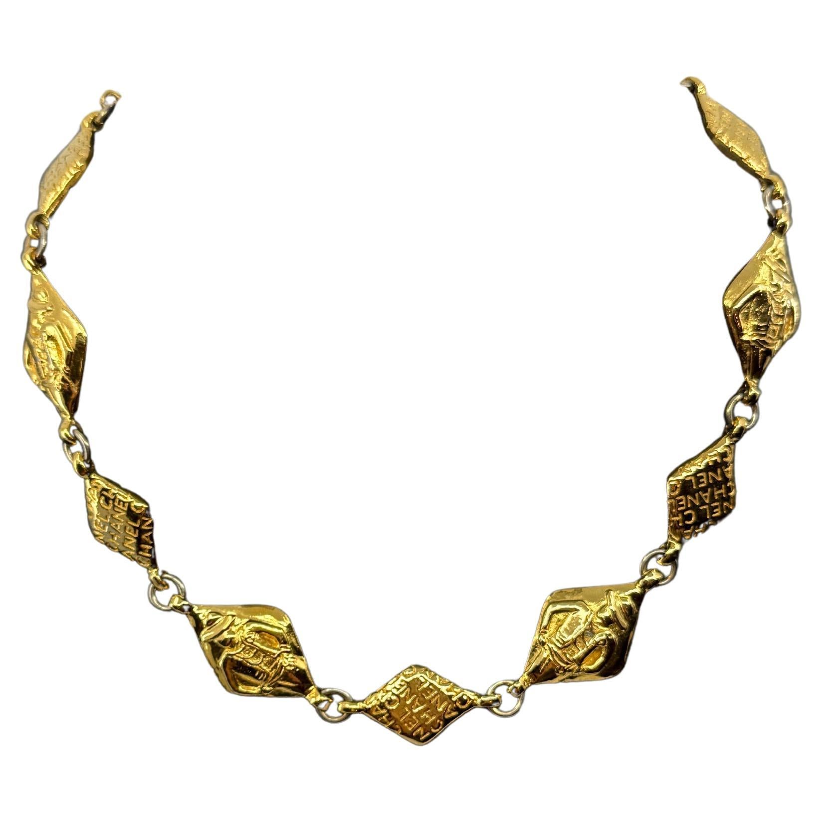 Bellissima collana d'oro vintage "CHANEL" con charm di diamanti