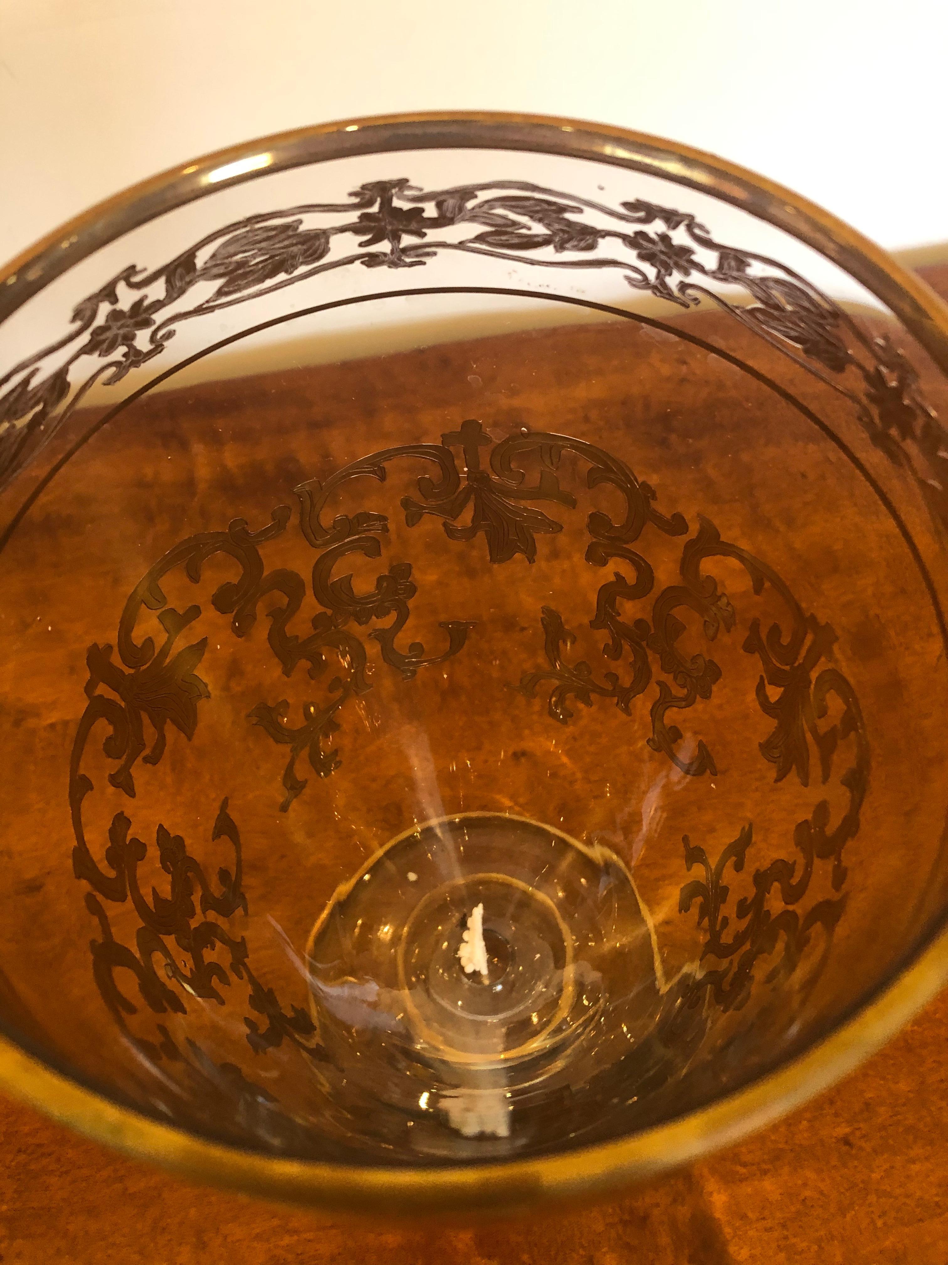 Victorien Magnifique vase en verre vintage décoré de feuilles d'or en vente
