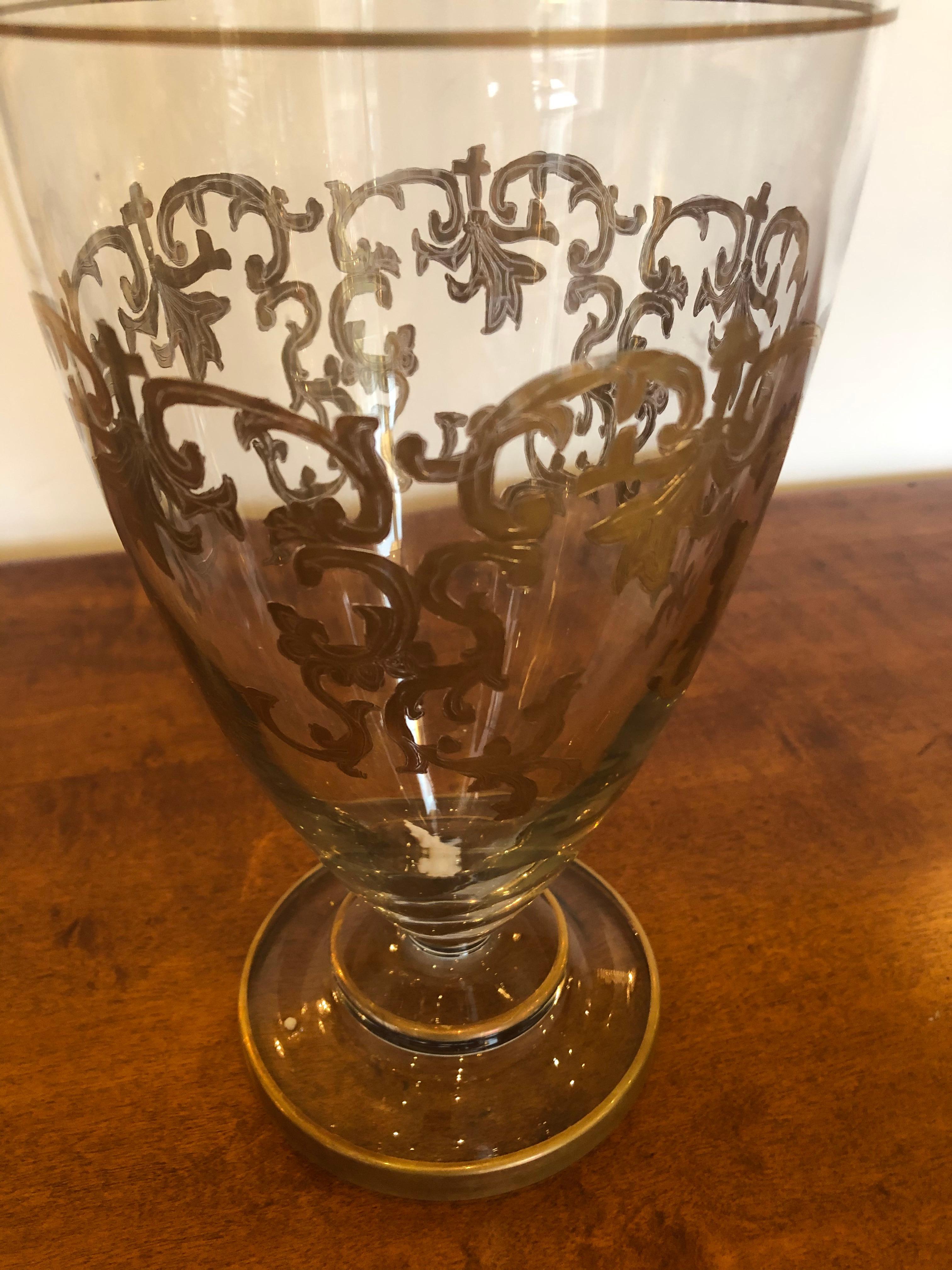 Français Magnifique vase en verre vintage décoré de feuilles d'or en vente