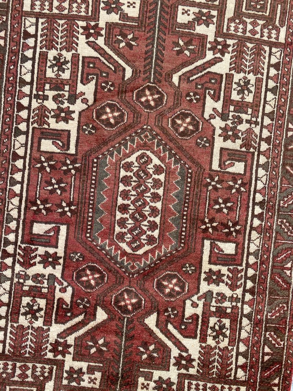 Schöner Teppich aus der Mitte des Jahrhunderts mit dekorativem geometrischem Muster und schönen Farben, komplett handgeknüpft mit Wollsamt auf Baumwollbasis.

✨✨✨
