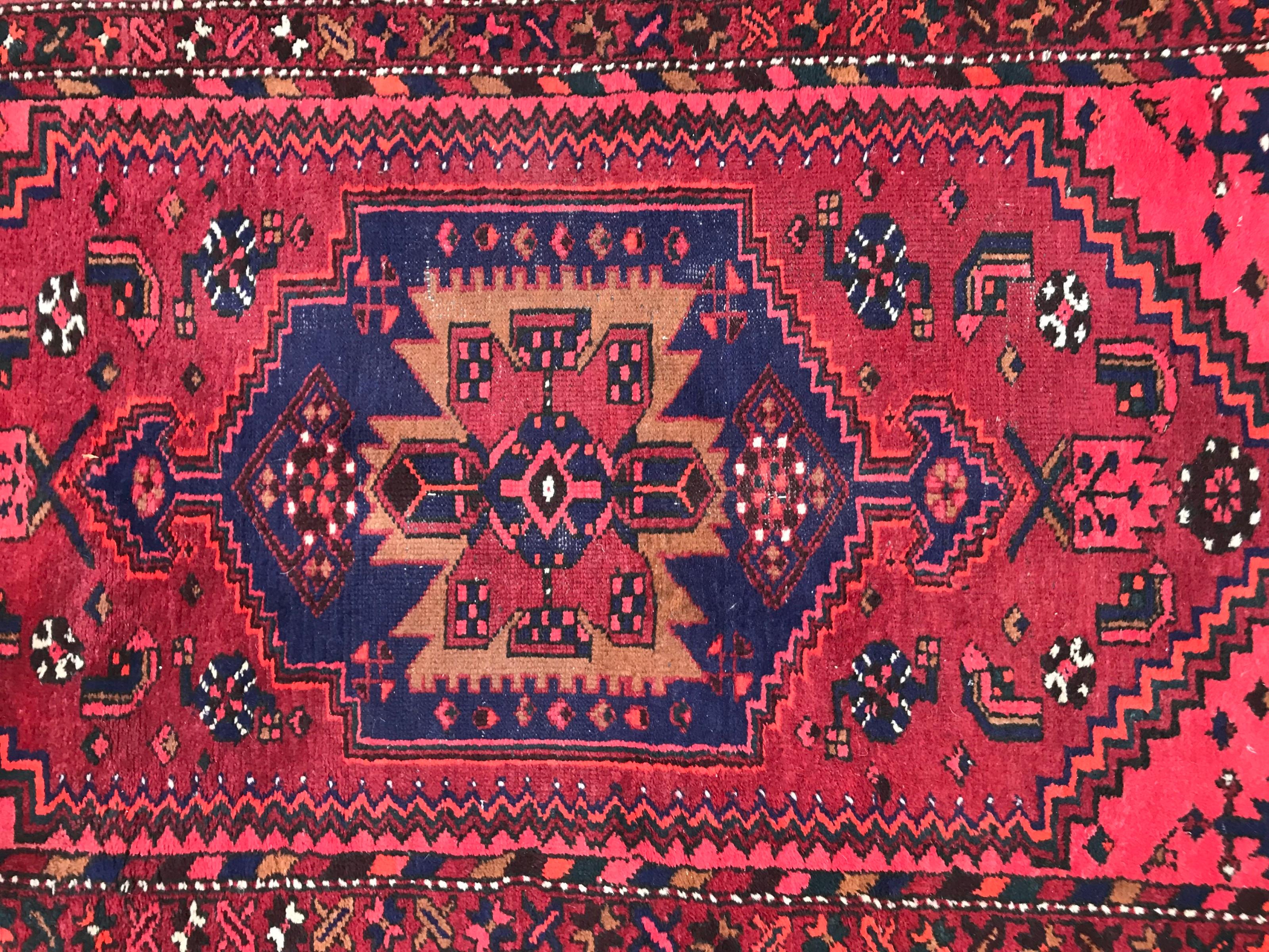 Joli tapis kurde du milieu du 20e siècle avec un beau design tribal et un champ rouge, rose, jaune, bleu et noir, entièrement noué à la main avec du velours de laine sur une base de coton.
Quelques usures 

✨✨✨
