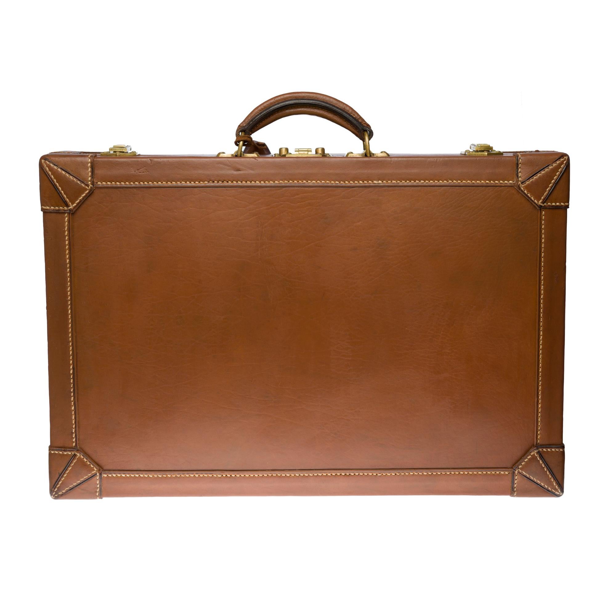 Beautiful Collector & Decorative Object:

Superb and Rare Hermès case covered in brown cow leather, brass trim, natural leather handle allowing a handheld.
Three brass clasps.
5 feet of brass bottom.
Signature: 