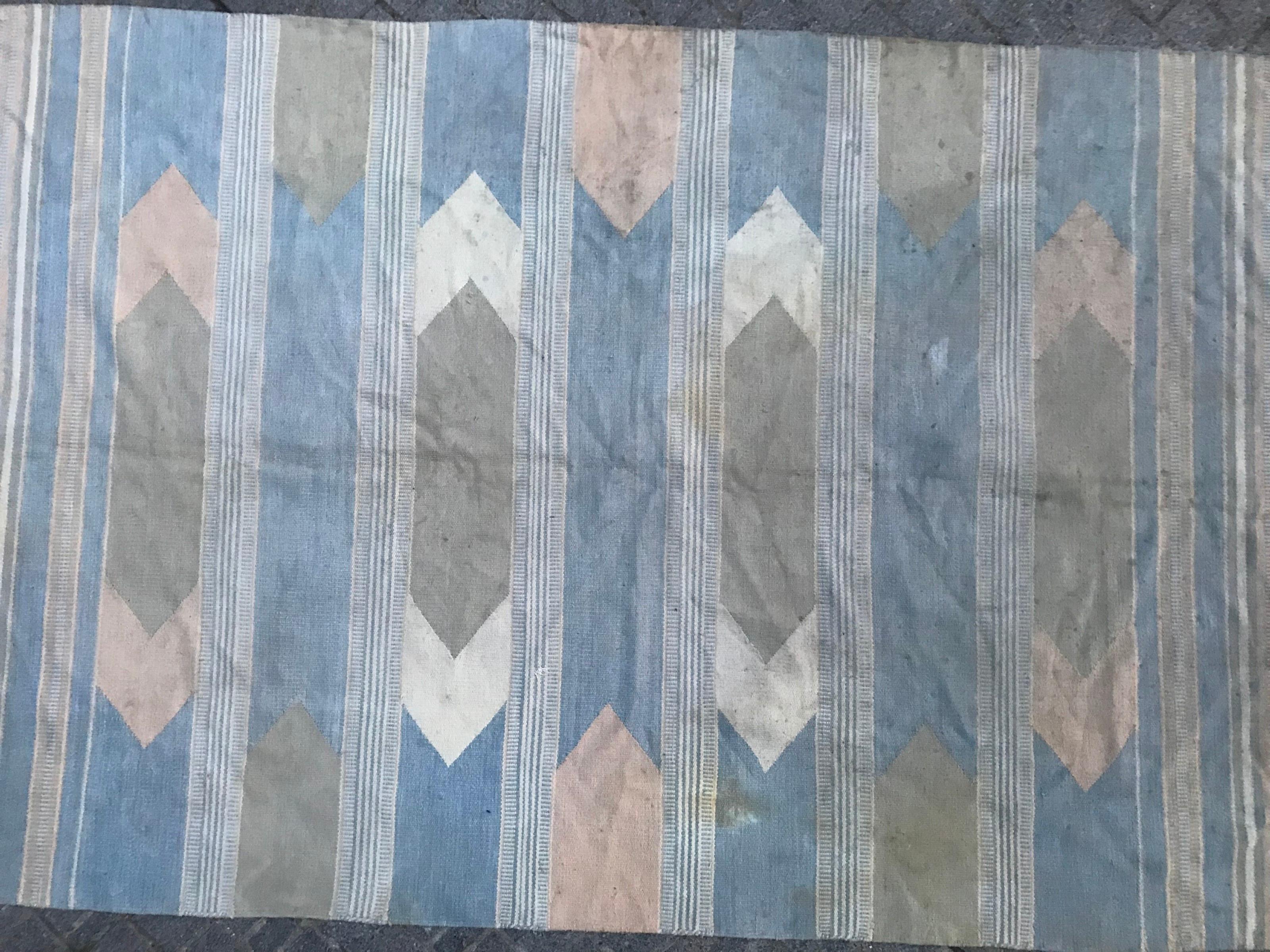 Nice 20th century Indian Durhi flat-woven rug with beautiful geometrical design and light colors with blue and beige, entirely handwoven with cotton on cotton.