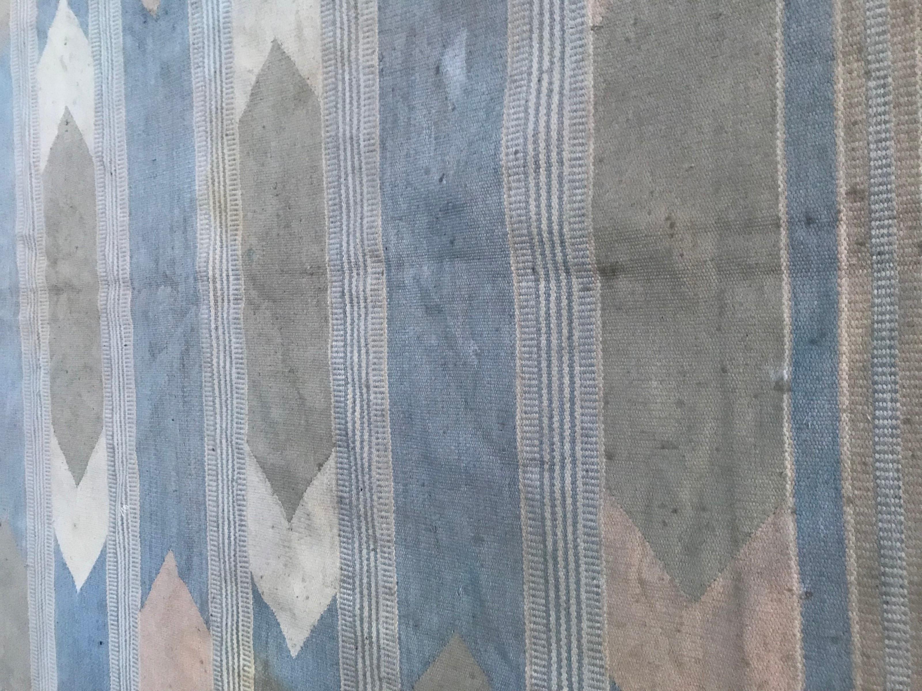 Schöner flachgewebter indischer Teppich im Vintage-Stil (Kelim) im Angebot