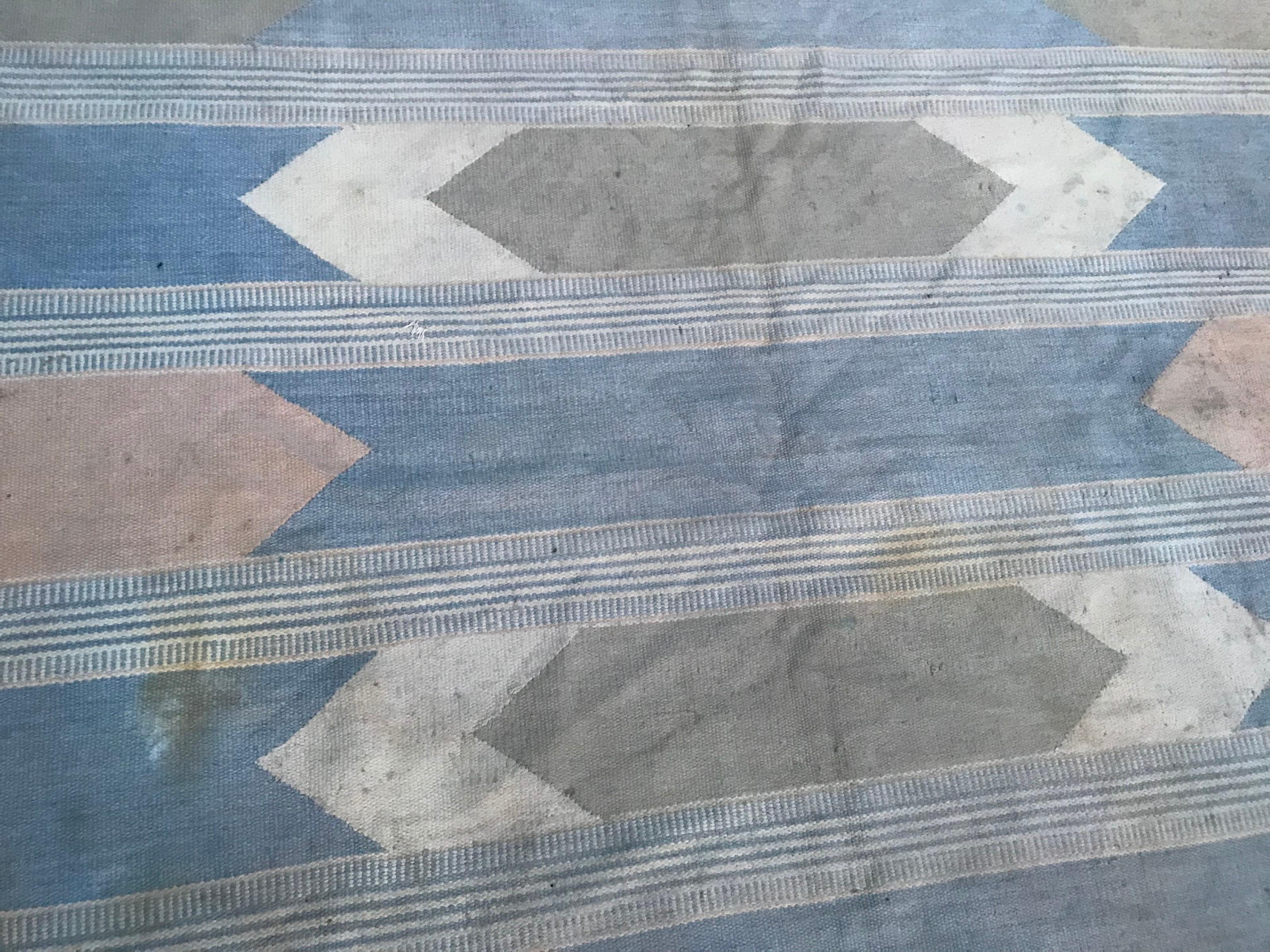 Schöner flachgewebter indischer Teppich im Vintage-Stil (Indisch) im Angebot