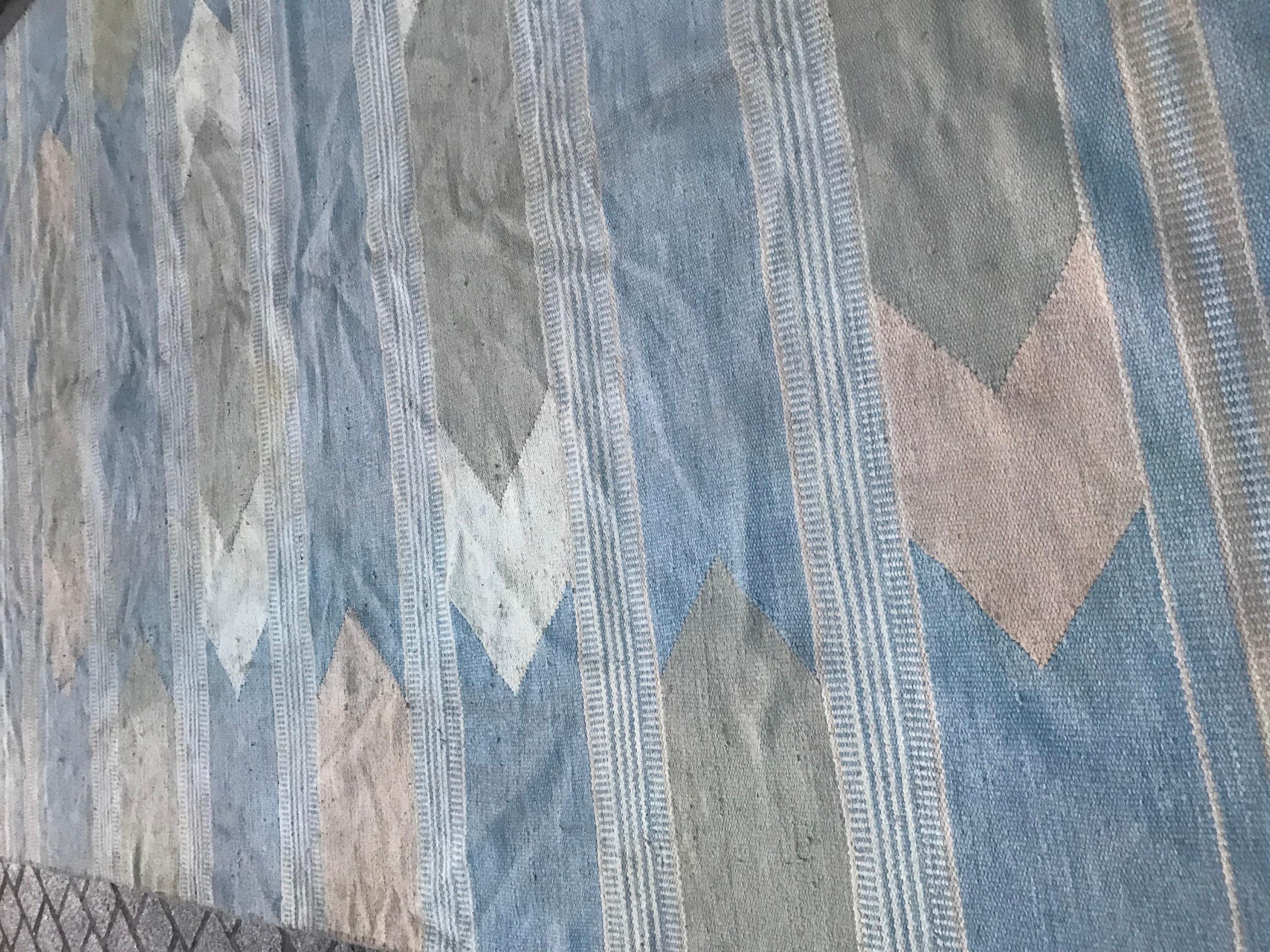 Schöner flachgewebter indischer Teppich im Vintage-Stil (Handgewebt) im Angebot