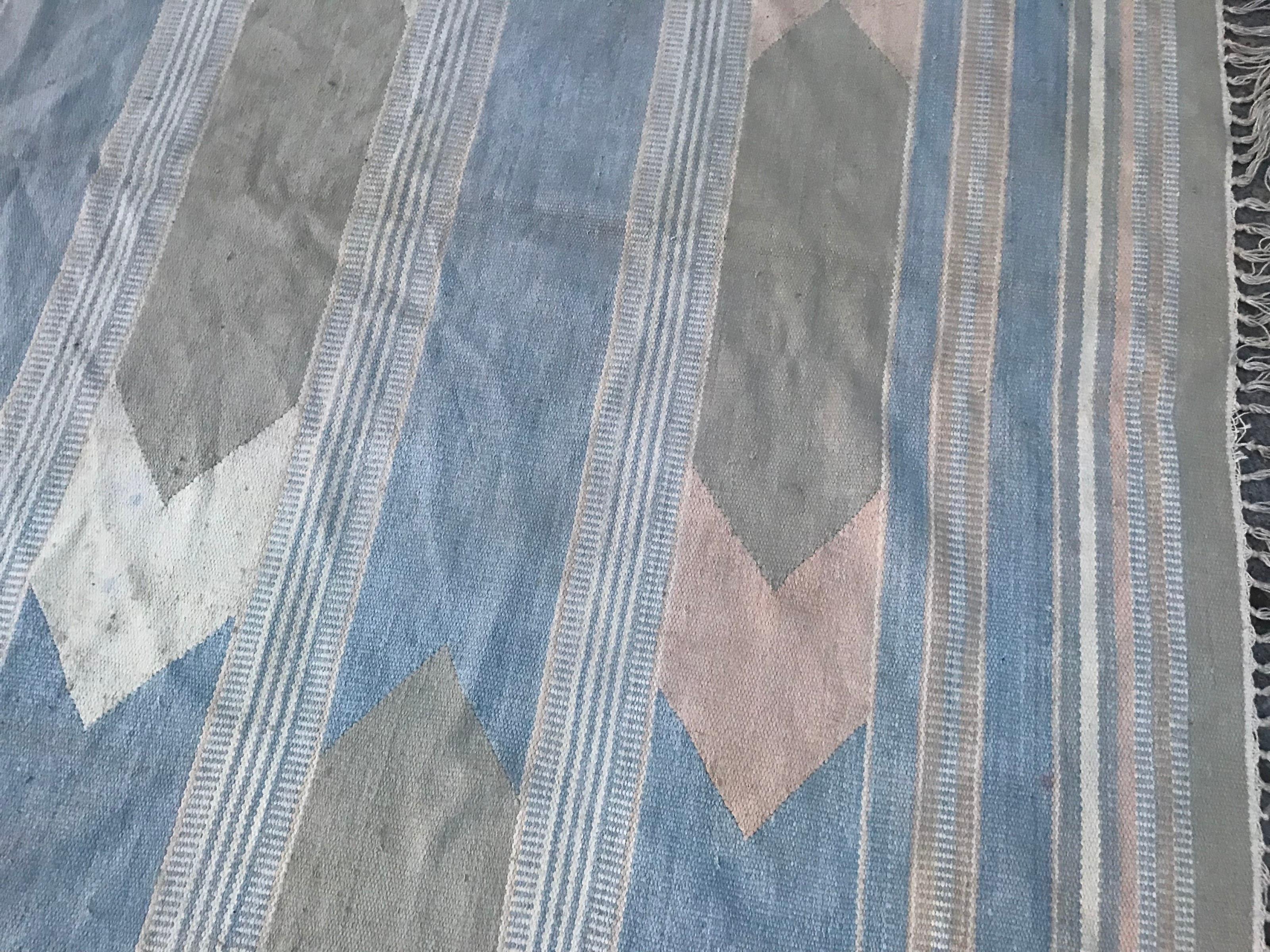 Schöner flachgewebter indischer Teppich im Vintage-Stil im Zustand „Gut“ im Angebot in Saint Ouen, FR
