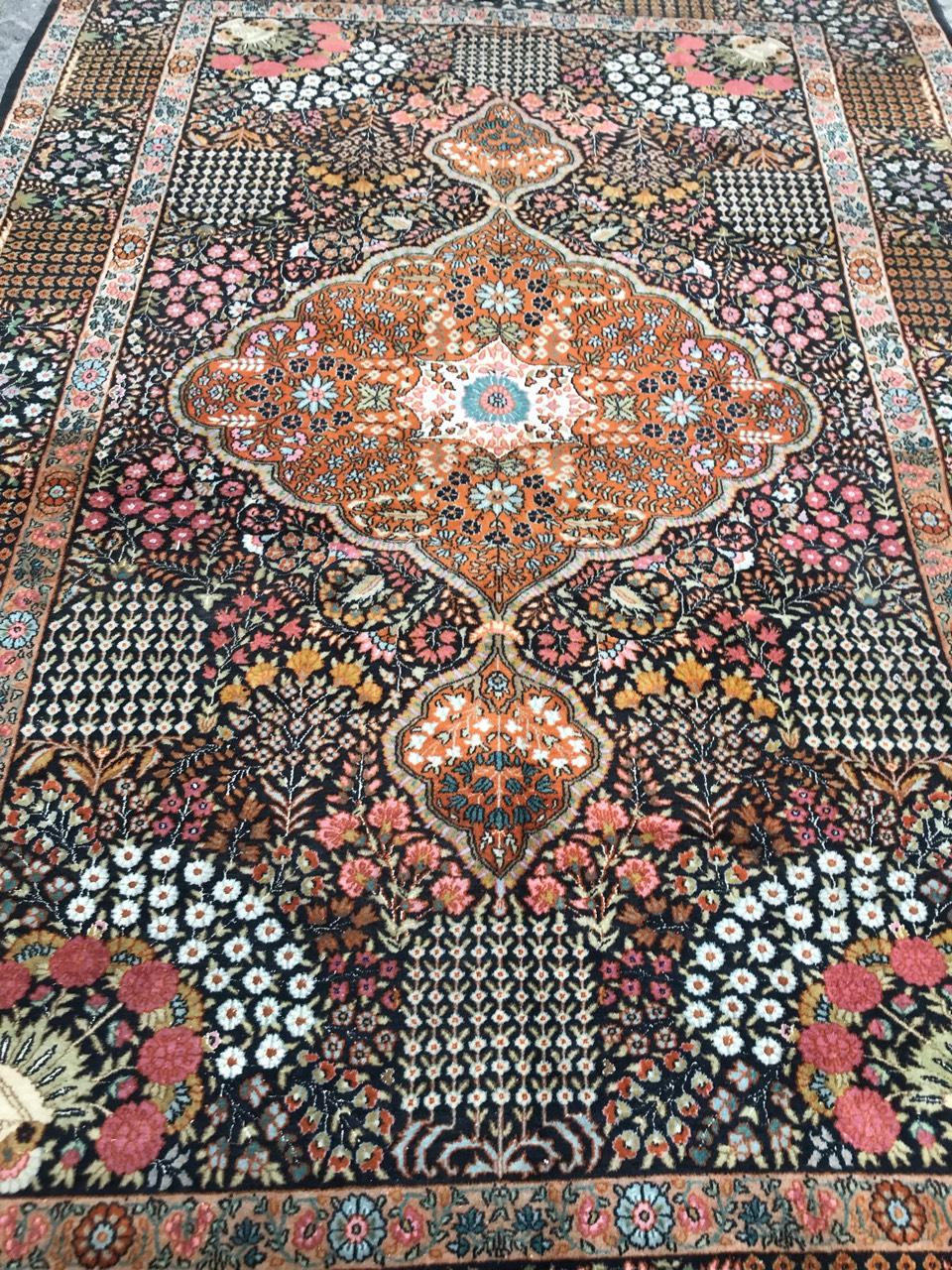 Sehr schöner indischer Punjab-Teppich aus dem späten 20. Jahrhundert mit einem floralen Kerman-Muster und schönen Farben, fein handgeknüpft mit Wollsamt auf Baumwollgrund.
