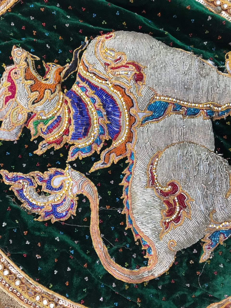 Schöne Stickerei aus Indonesien Mitte des 20. Jahrhunderts vollständig von Hand gestickt mit einem Lyon-Design und schönen Farben.