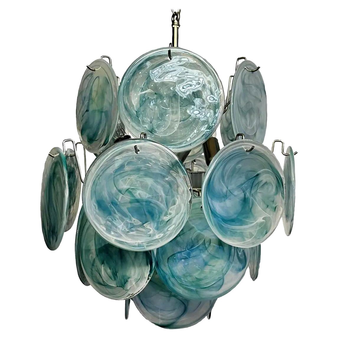 Vieux lustre italien en Murano de style Vistosi. Le lustre est composé de 24 disques d'albâtre iridescents dans un cadre en métal nickelé.
Période : fin du 20e siècle
Dimensions:41,30 pouces (105 cm) de hauteur avec la chaîne ; 20,50 pouces (52 cm)