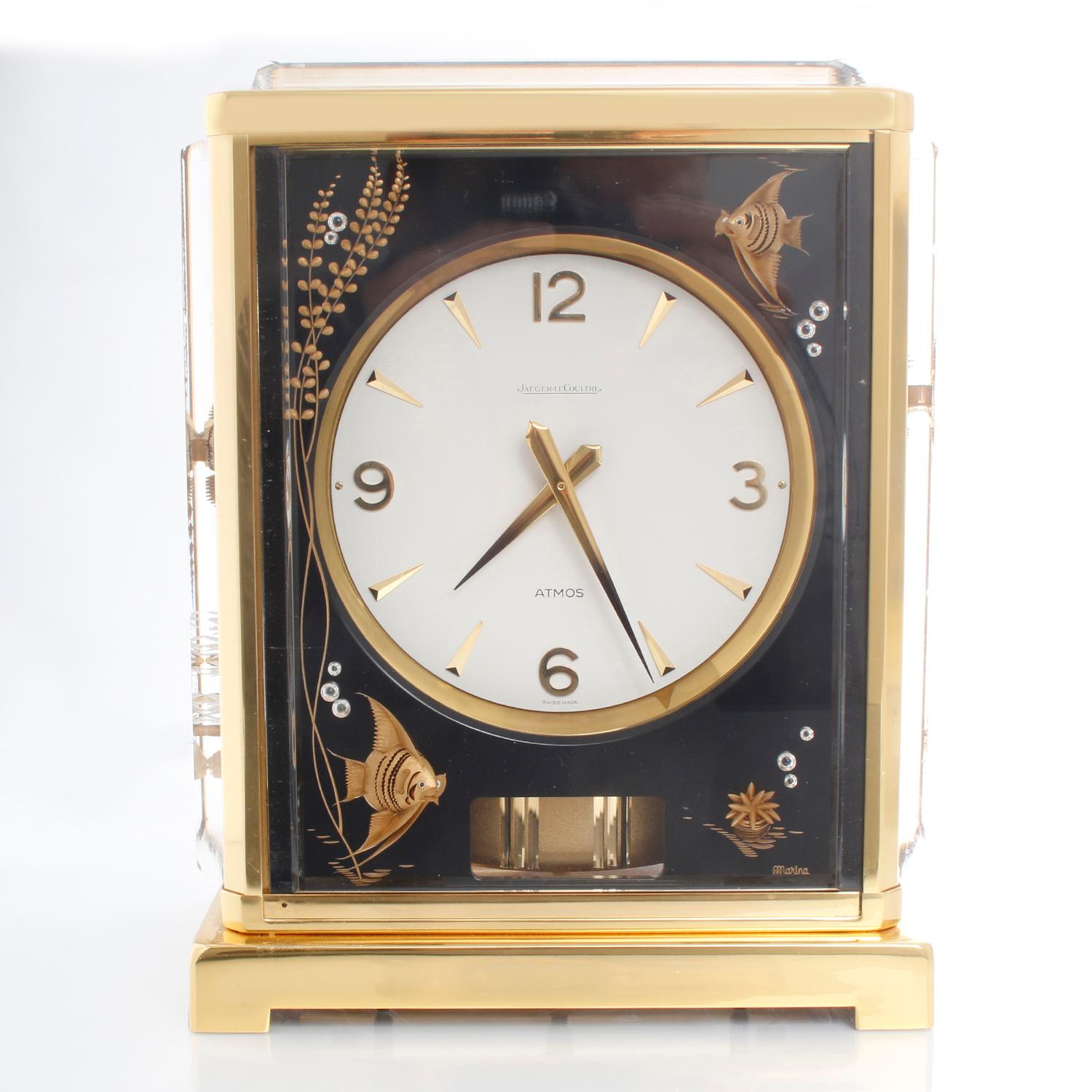 Belle horloge vintage Jaeger-LeCoultre Atmos Black Fish Marina 526 - Perpétuelle. Boîtier 9 in. (23 cm) de hauteur ; 7 po. (18 cm) de large ; 5 ¼ po (13,5 cm) de profondeur . Décorée de poissons au milieu d'algues, avec des quartiers arabes et