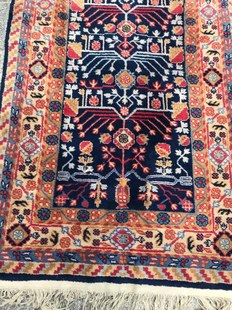 Schöne späten 20. Jahrhundert chinesischen Khotan Teppich mit schönen Design blauen Feld Farbe mit gelben, rosa und orange. Vollständig handgeknüpft mit Wollsamt auf Baumwollgrund.