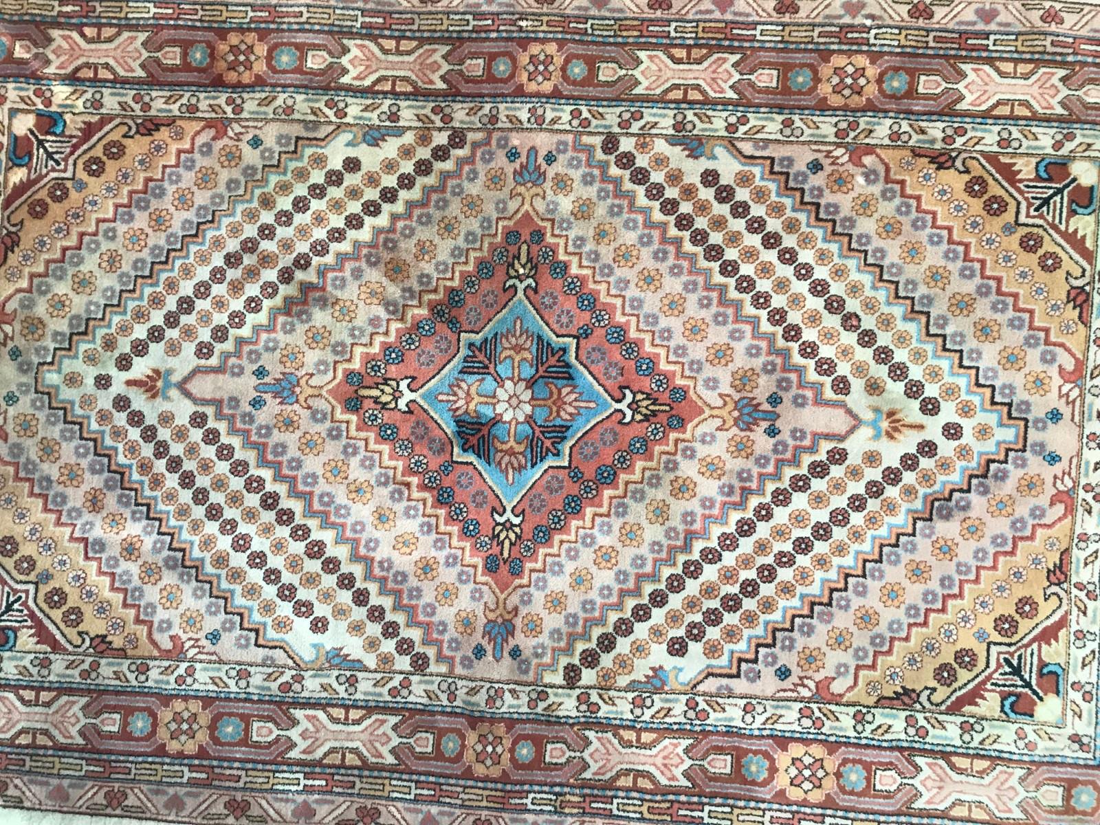 Nice Sinkiang rug late 20th century with beautiful geometrical design and light colors with beige, blue, pink, green, entirely hand knotted with wool velvet on cotton foundations.

✨✨✨
