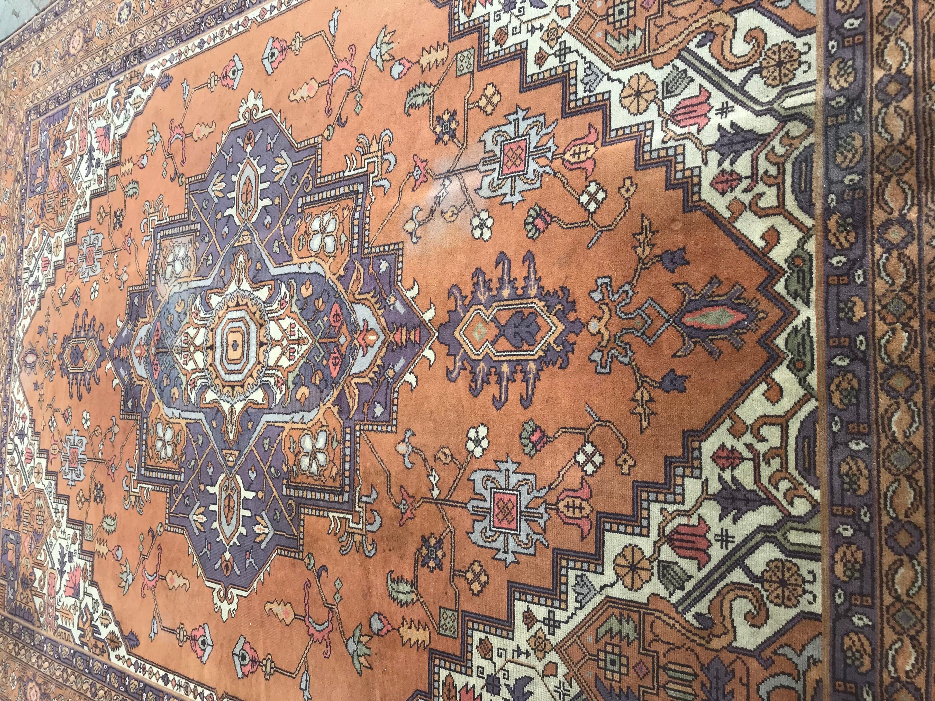 Schöner europäischer Teppich mit Heriz-Muster und orangefarbenem Feld, lila, rosa, grün und gelb, komplett handgeknüpft mit Wollsamt auf Baumwollunterlage.