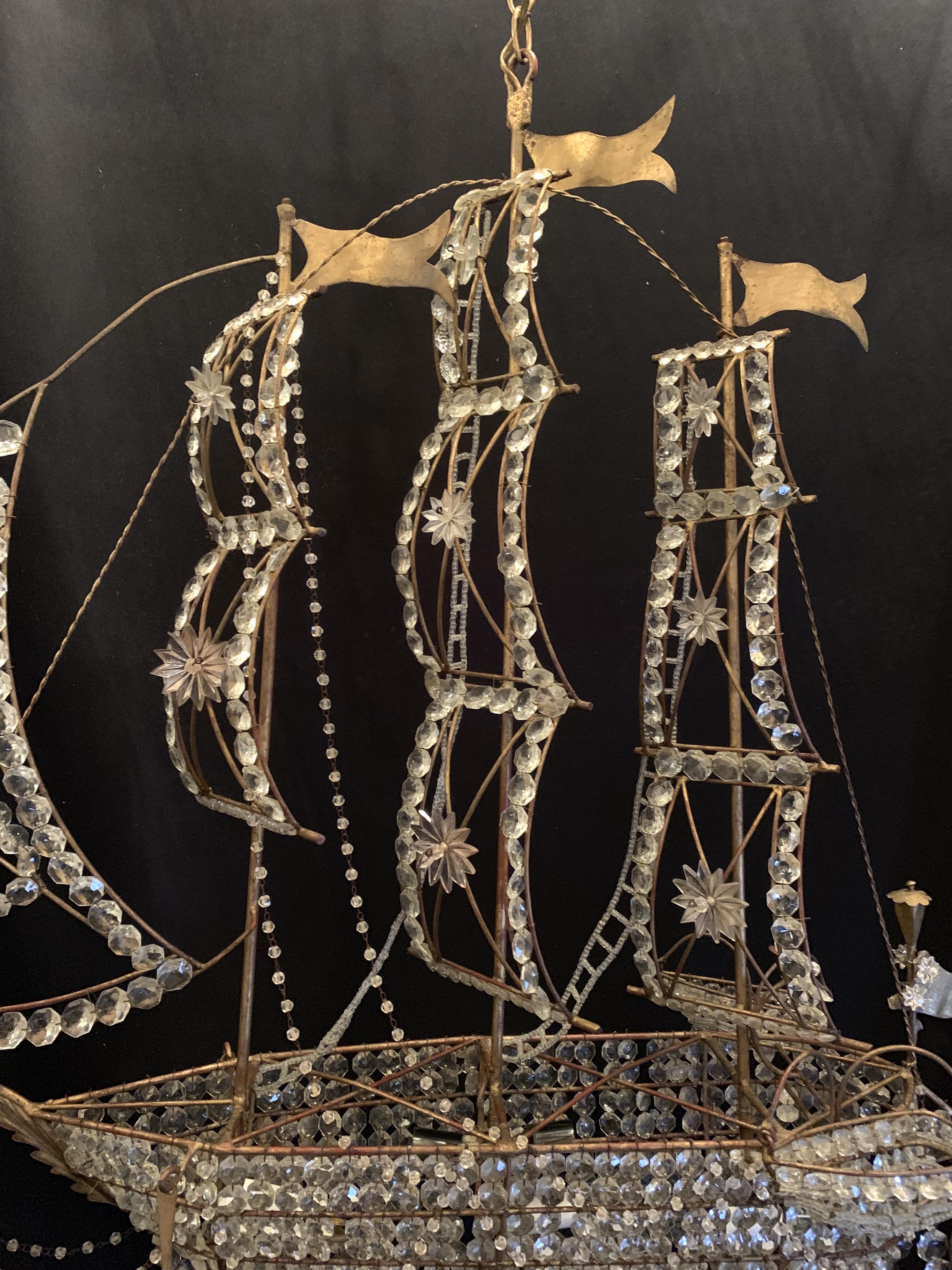 Precioso candelabro de barco vintage italiano grande de cuentas de cristal dorado Belle Époque