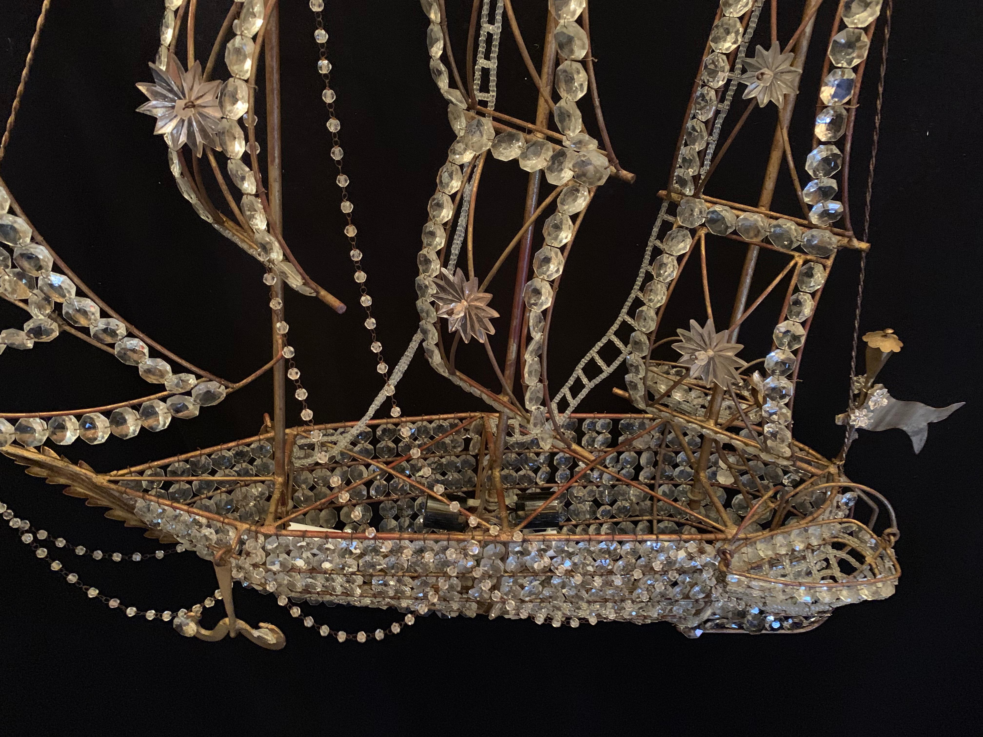 Precioso candelabro de barco vintage italiano grande de cuentas de cristal dorado siglo XX