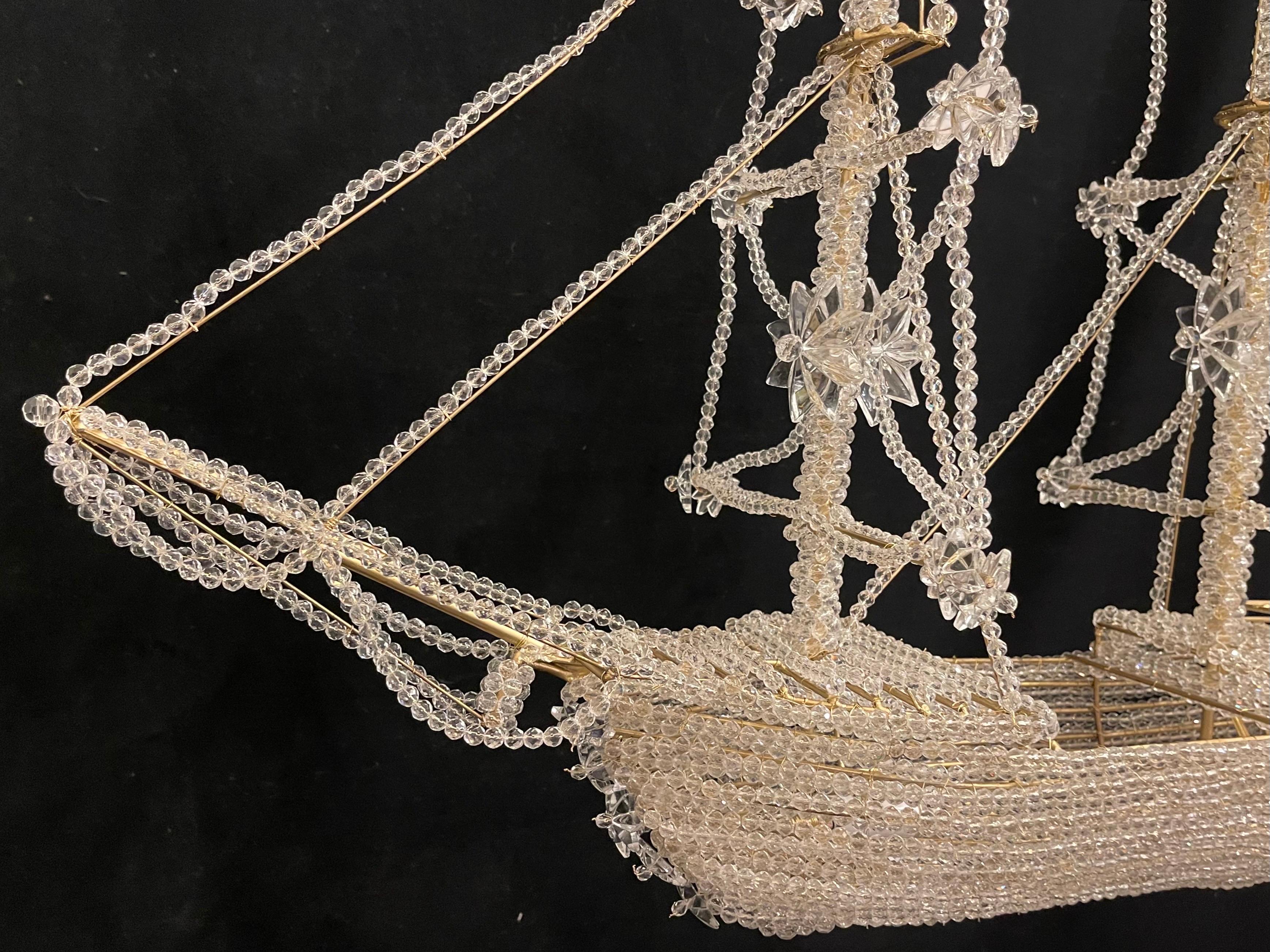 Magnifique lustre de bateau en cristal perlé doré d'origine italienne. en vente 1