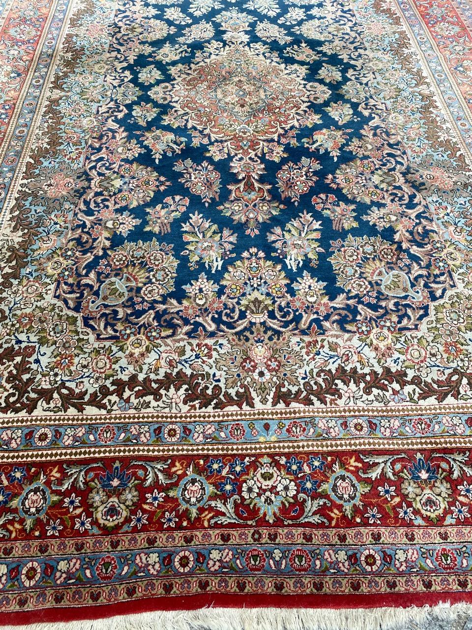 Hübscher feiner Qom-Teppich aus der Mitte des Jahrhunderts mit schönem Blumenmuster und schönen Farben, vollständig und fein handgeknüpft mit Wollsamt auf Baumwollgrund.

✨✨✨
